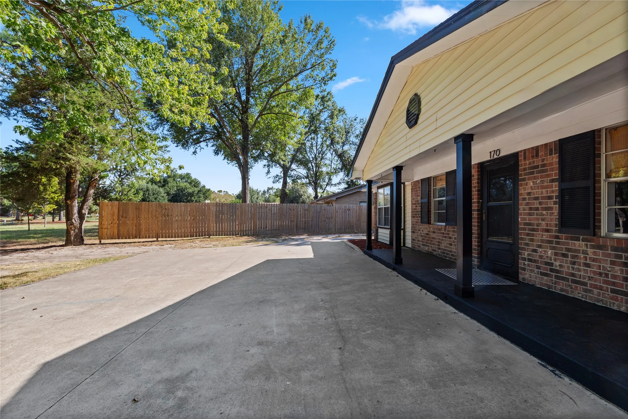Single Family Residence For Sale in Hopkins County , 170 County Road 1211, Sulphur Springs, Texas 75482, 4 Bedroom, 3 Bathroom, Garage spaces, 1,688 Sqft, built in 1973, mls#21385850, Real Estate Agent in Sulphur Springs, Homes For Sale in Hopkins county, Homes For Sale in Sulphur Springs, Realtor in Sulphur Springs Texas, Real Estate Brokerage Independent Realty Texas, Luminita Cordes Realtor
