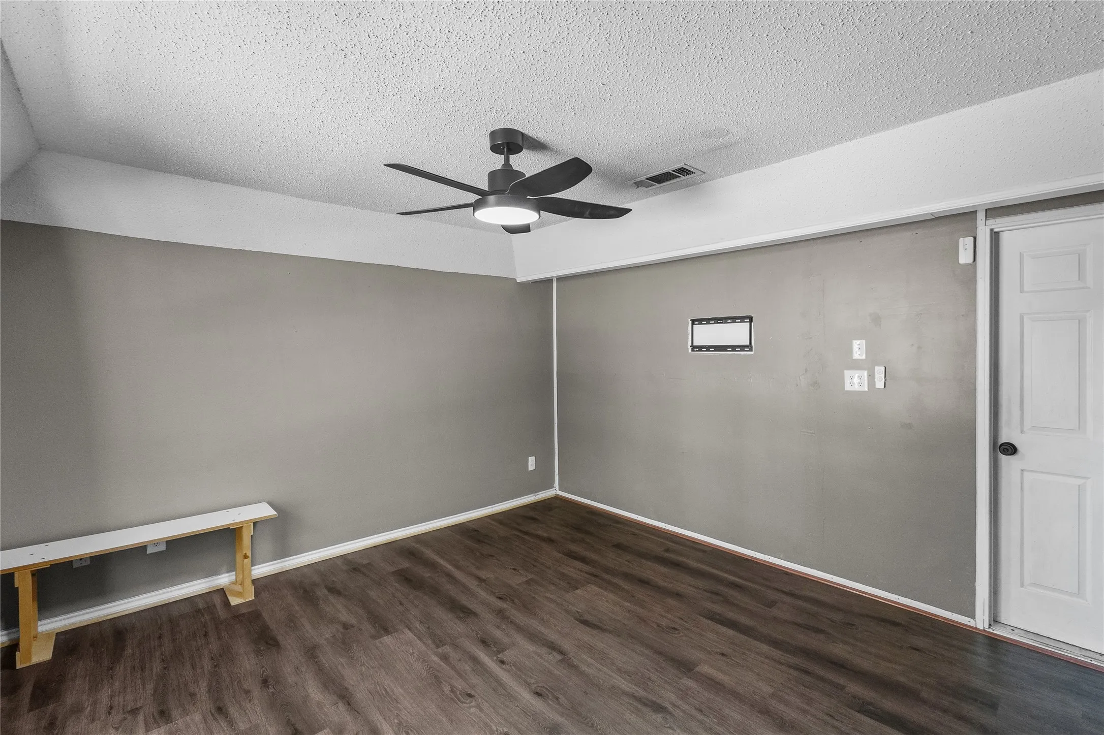 Single Family Residence For Sale in Hopkins County , 170 County Road 1211, Sulphur Springs, Texas 75482, 4 Bedroom, 3 Bathroom, Garage spaces, 1,688 Sqft, built in 1973, mls#21385850, Real Estate Agent in Sulphur Springs, Homes For Sale in Hopkins county, Homes For Sale in Sulphur Springs, Realtor in Sulphur Springs Texas, Real Estate Brokerage Independent Realty Texas, Luminita Cordes Realtor