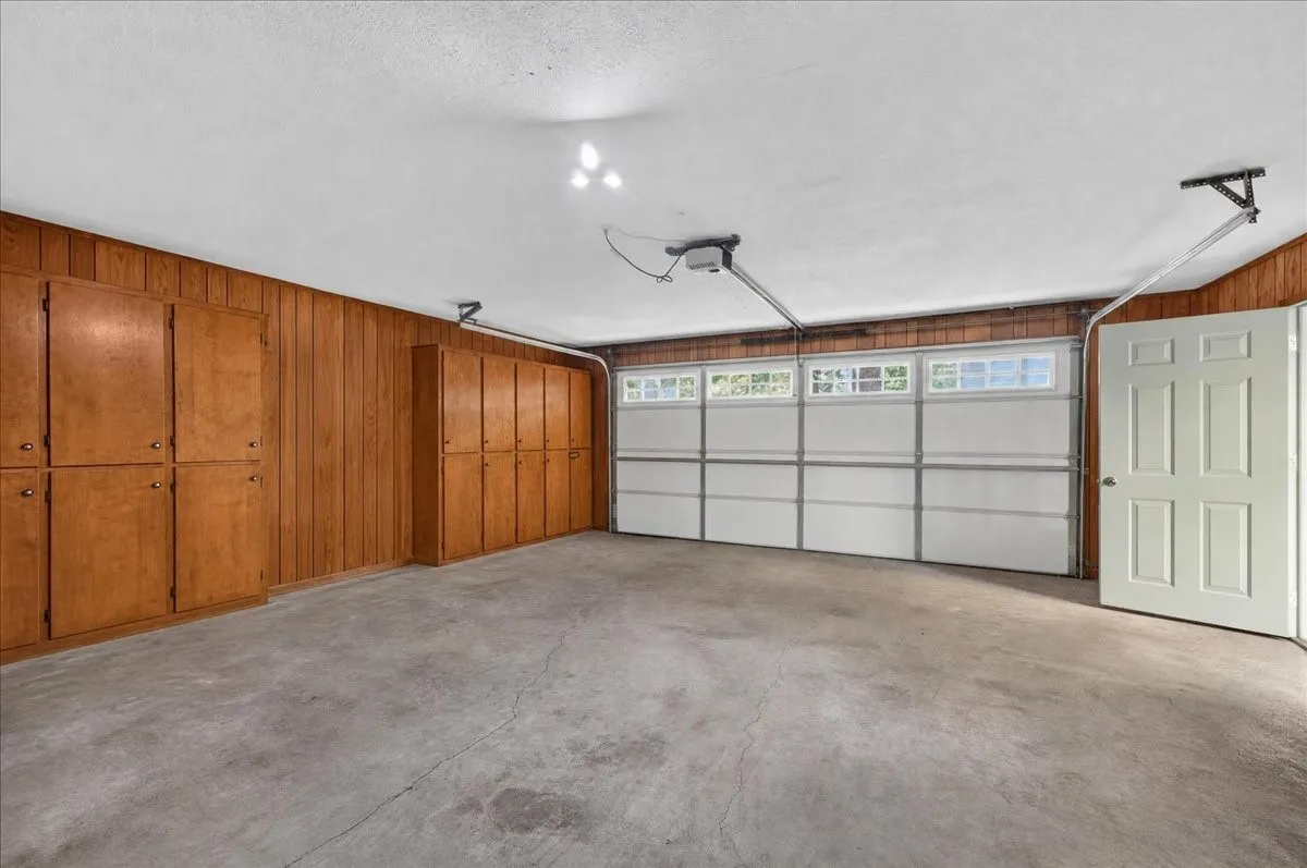 Single Family Residence For Sale in Wood County , 405 Elaine Street, Quitman, Texas 75783, 3 Bedroom, 3 Bathroom, 2 Garage spaces, 2,581 Sqft, built in 1985, mls#21387707, Real Estate Agent in Quitman, Homes For Sale in Wood county, Homes For Sale in Quitman, Realtor in Quitman Texas, Real Estate Brokerage Independent Realty Texas, Luminita Cordes Realtor