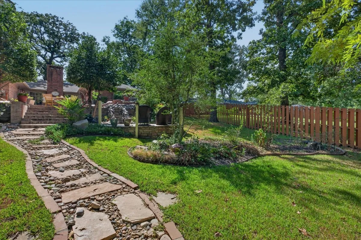 Single Family Residence For Sale in Wood County , 405 Elaine Street, Quitman, Texas 75783, 3 Bedroom, 3 Bathroom, 2 Garage spaces, 2,581 Sqft, built in 1985, mls#21387707, Real Estate Agent in Quitman, Homes For Sale in Wood county, Homes For Sale in Quitman, Realtor in Quitman Texas, Real Estate Brokerage Independent Realty Texas, Luminita Cordes Realtor