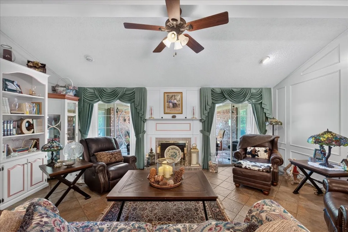 Single Family Residence For Sale in Wood County , 405 Elaine Street, Quitman, Texas 75783, 3 Bedroom, 3 Bathroom, 2 Garage spaces, 2,581 Sqft, built in 1985, mls#21387707, Real Estate Agent in Quitman, Homes For Sale in Wood county, Homes For Sale in Quitman, Realtor in Quitman Texas, Real Estate Brokerage Independent Realty Texas, Luminita Cordes Realtor