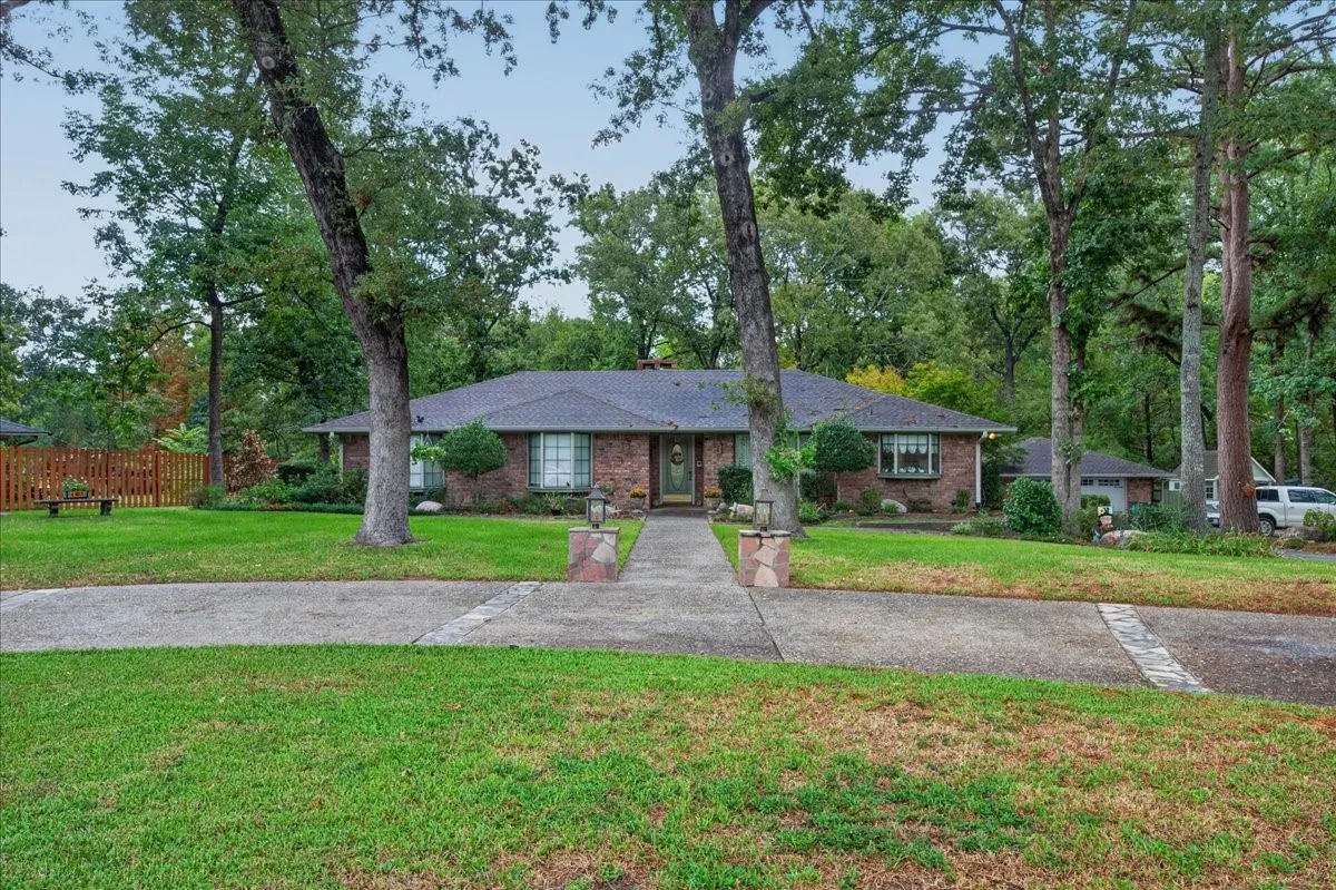 Front of house and detached 2 car garage
