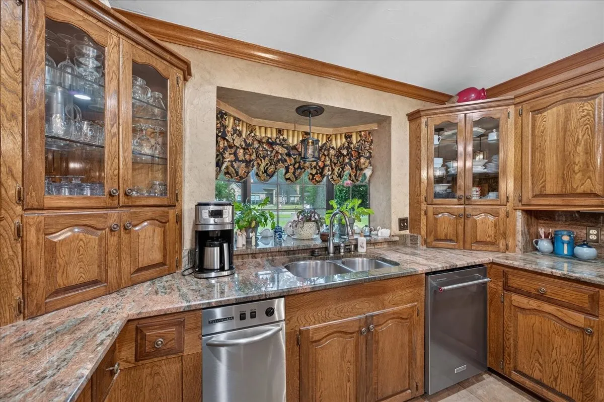 Single Family Residence For Sale in Wood County , 405 Elaine Street, Quitman, Texas 75783, 3 Bedroom, 3 Bathroom, 2 Garage spaces, 2,581 Sqft, built in 1985, mls#21387707, Real Estate Agent in Quitman, Homes For Sale in Wood county, Homes For Sale in Quitman, Realtor in Quitman Texas, Real Estate Brokerage Independent Realty Texas, Luminita Cordes Realtor