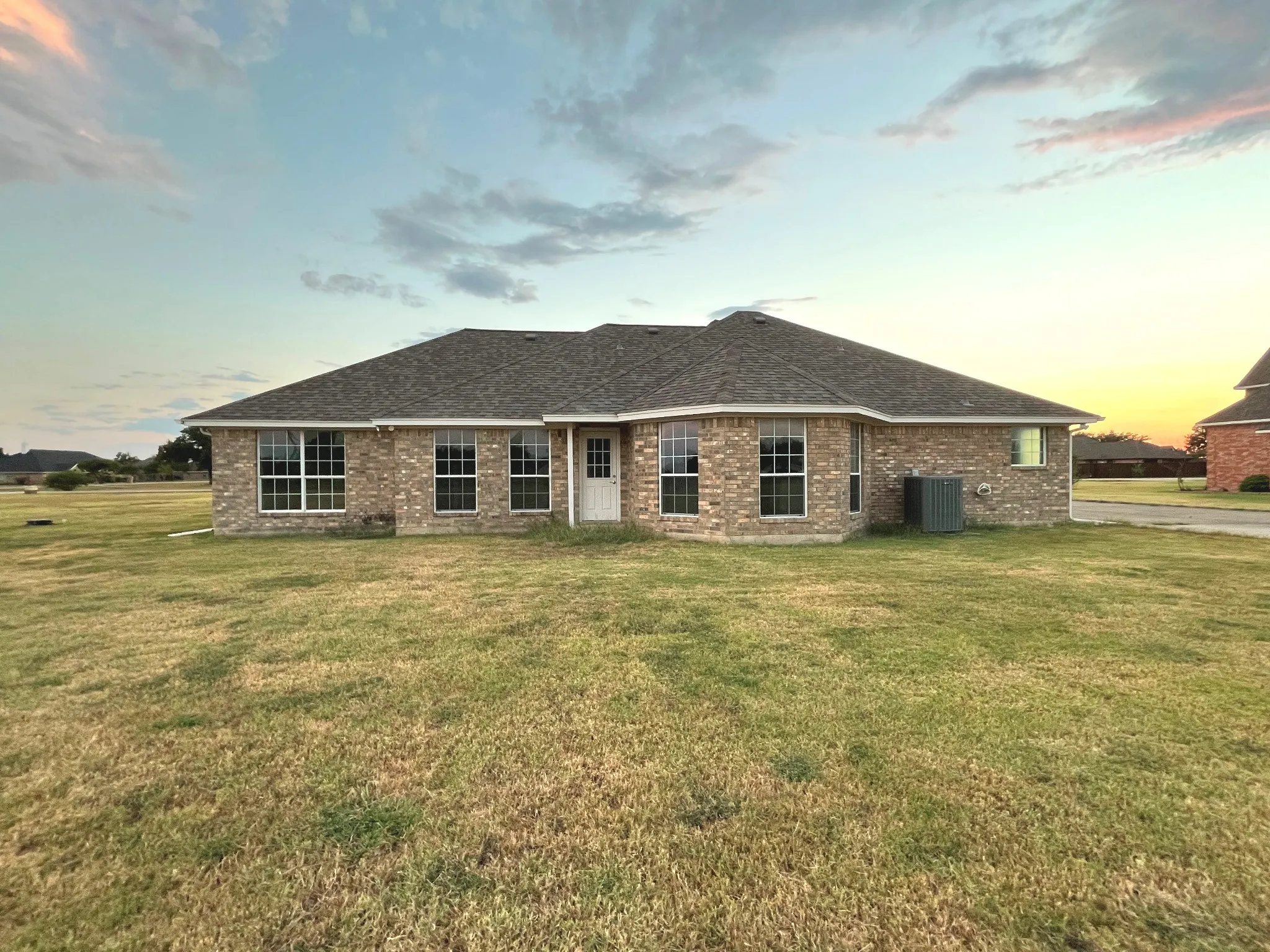 Single Family Residence For Sale in Kaufman County , 1085 E Alamosa Drive, Talty, Texas 75160, 5 Bedroom, 3 Bathroom, 2 Garage spaces, 2,288 Sqft, built in 2002, mls#21387776, Real Estate Agent in Talty, Homes For Sale in Kaufman county, Homes For Sale in Talty, Realtor in Talty Texas, Real Estate Brokerage Independent Realty Texas, Luminita Cordes Realtor