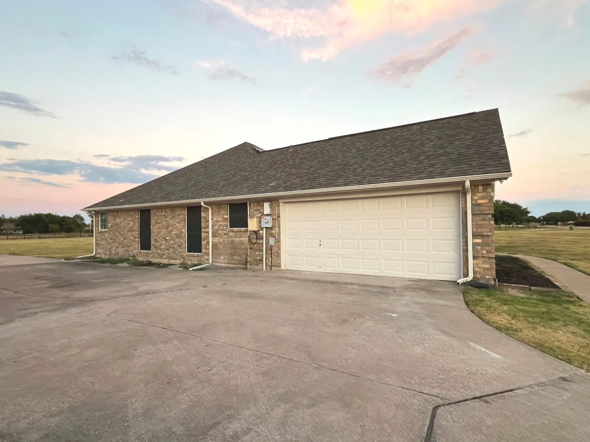 Single Family Residence For Sale in Kaufman County , 1085 E Alamosa Drive, Talty, Texas 75160, 5 Bedroom, 3 Bathroom, 2 Garage spaces, 2,288 Sqft, built in 2002, mls#21387776, Real Estate Agent in Talty, Homes For Sale in Kaufman county, Homes For Sale in Talty, Realtor in Talty Texas, Real Estate Brokerage Independent Realty Texas, Luminita Cordes Realtor