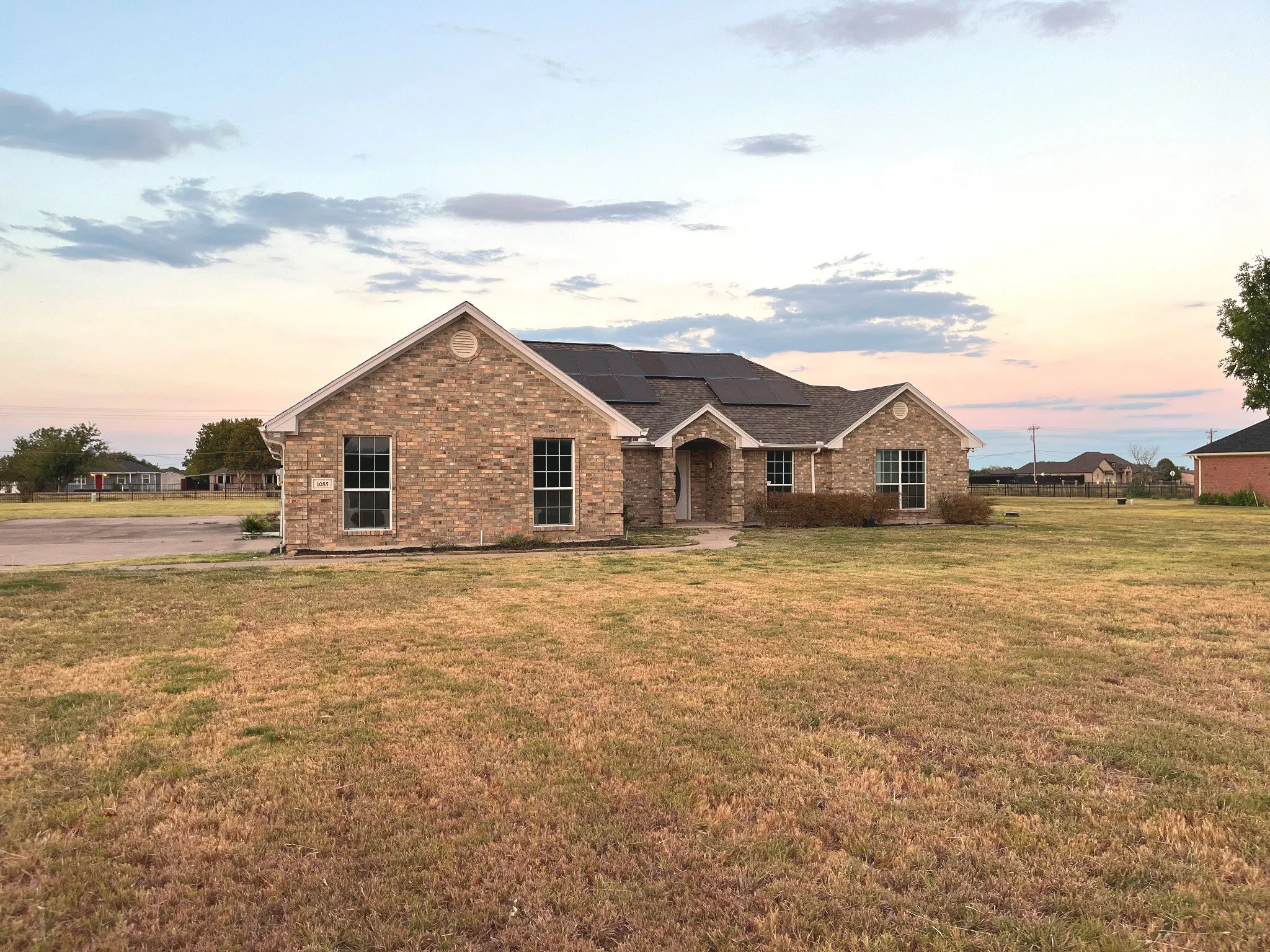 Single Family Residence For Sale in Kaufman County , 1085 E Alamosa Drive, Talty, Texas 75160, 5 Bedroom, 3 Bathroom, 2 Garage spaces, 2,288 Sqft, built in 2002, mls#21387776, Real Estate Agent in Talty, Homes For Sale in Kaufman county, Homes For Sale in Talty, Realtor in Talty Texas, Real Estate Brokerage Independent Realty Texas, Luminita Cordes Realtor