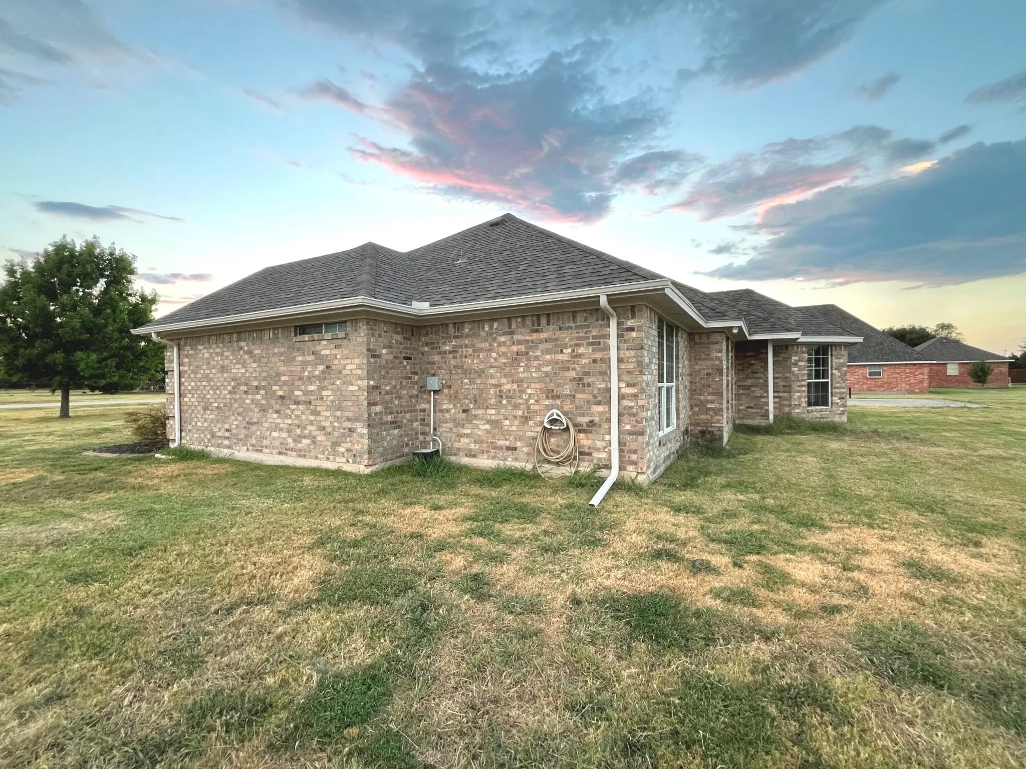 Single Family Residence For Sale in Kaufman County , 1085 E Alamosa Drive, Talty, Texas 75160, 5 Bedroom, 3 Bathroom, 2 Garage spaces, 2,288 Sqft, built in 2002, mls#21387776, Real Estate Agent in Talty, Homes For Sale in Kaufman county, Homes For Sale in Talty, Realtor in Talty Texas, Real Estate Brokerage Independent Realty Texas, Luminita Cordes Realtor