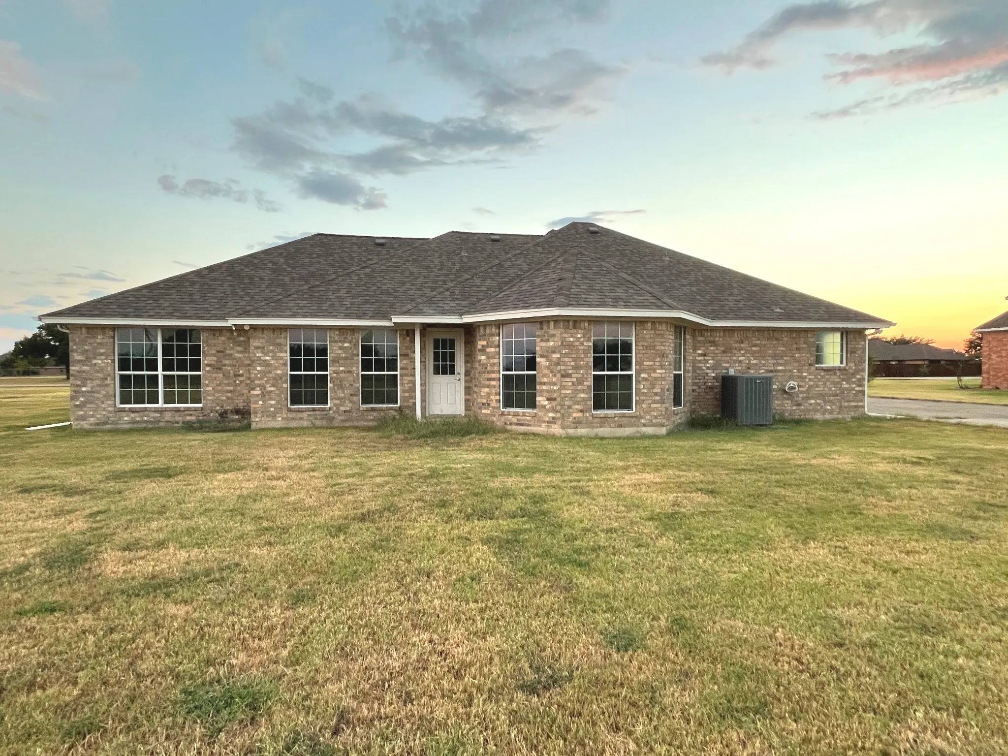 Single Family Residence For Sale in Kaufman County , 1085 E Alamosa Drive, Talty, Texas 75160, 5 Bedroom, 3 Bathroom, 2 Garage spaces, 2,288 Sqft, built in 2002, mls#21387776, Real Estate Agent in Talty, Homes For Sale in Kaufman county, Homes For Sale in Talty, Realtor in Talty Texas, Real Estate Brokerage Independent Realty Texas, Luminita Cordes Realtor