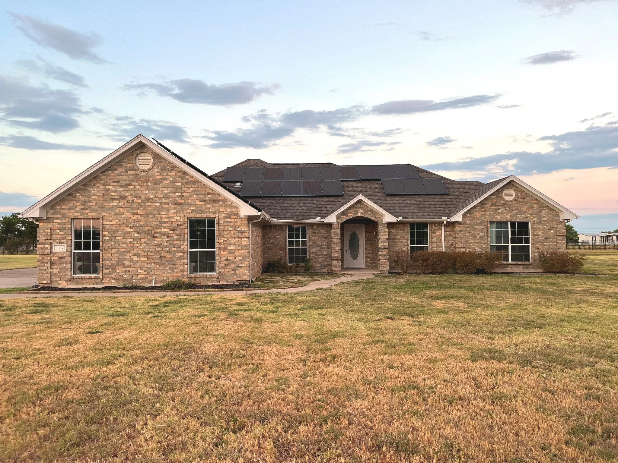 Single Family Residence For Sale in Kaufman County , 1085 E Alamosa Drive, Talty, Texas 75160, 5 Bedroom, 3 Bathroom, 2 Garage spaces, 2,288 Sqft, built in 2002, mls#21387776, Real Estate Agent in Talty, Homes For Sale in Kaufman county, Homes For Sale in Talty, Realtor in Talty Texas, Real Estate Brokerage Independent Realty Texas, Luminita Cordes Realtor