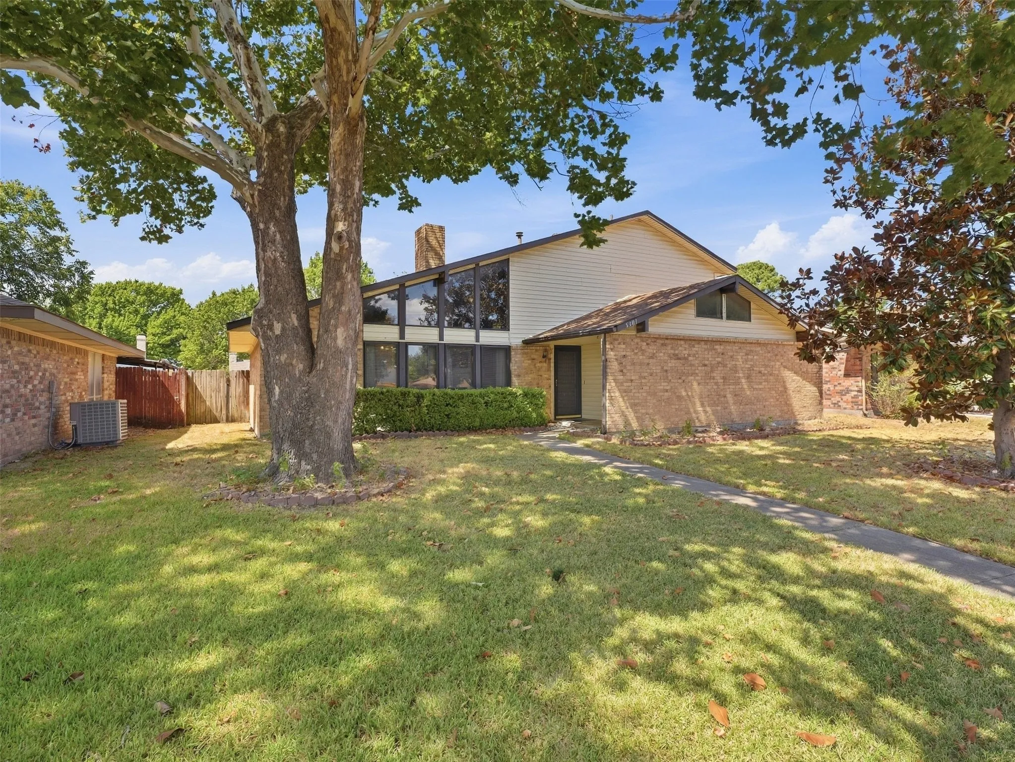 Single Family Residence For Sale in Dallas County , 5301 Sarasota Drive, Garland, Texas 75043, 4 Bedroom, 2 Bathroom, 2 Garage spaces, 1,954 Sqft, built in 1974, mls#21387770, Real Estate Agent in Garland, Homes For Sale in Dallas county, Homes For Sale in Garland, Realtor in Garland Texas, Real Estate Brokerage Independent Realty Texas, Luminita Cordes Realtor