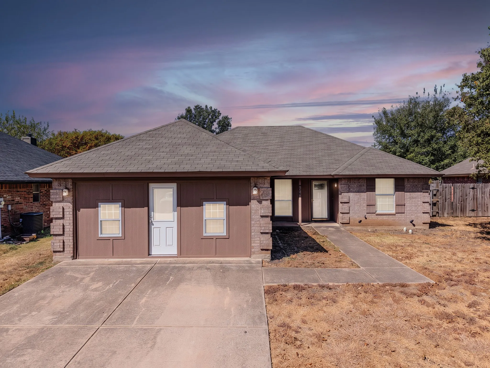 Single Family Residence For Sale in Wise County , 204 Troxell Boulevard, Rhome, Texas 76078, 3 Bedroom, 2 Bathroom, Garage spaces, 1,640 Sqft, built in 2002, mls#21387513, Real Estate Agent in Rhome, Homes For Sale in Wise county, Homes For Sale in Rhome, Realtor in Rhome Texas, Real Estate Brokerage Independent Realty Texas, Luminita Cordes Realtor