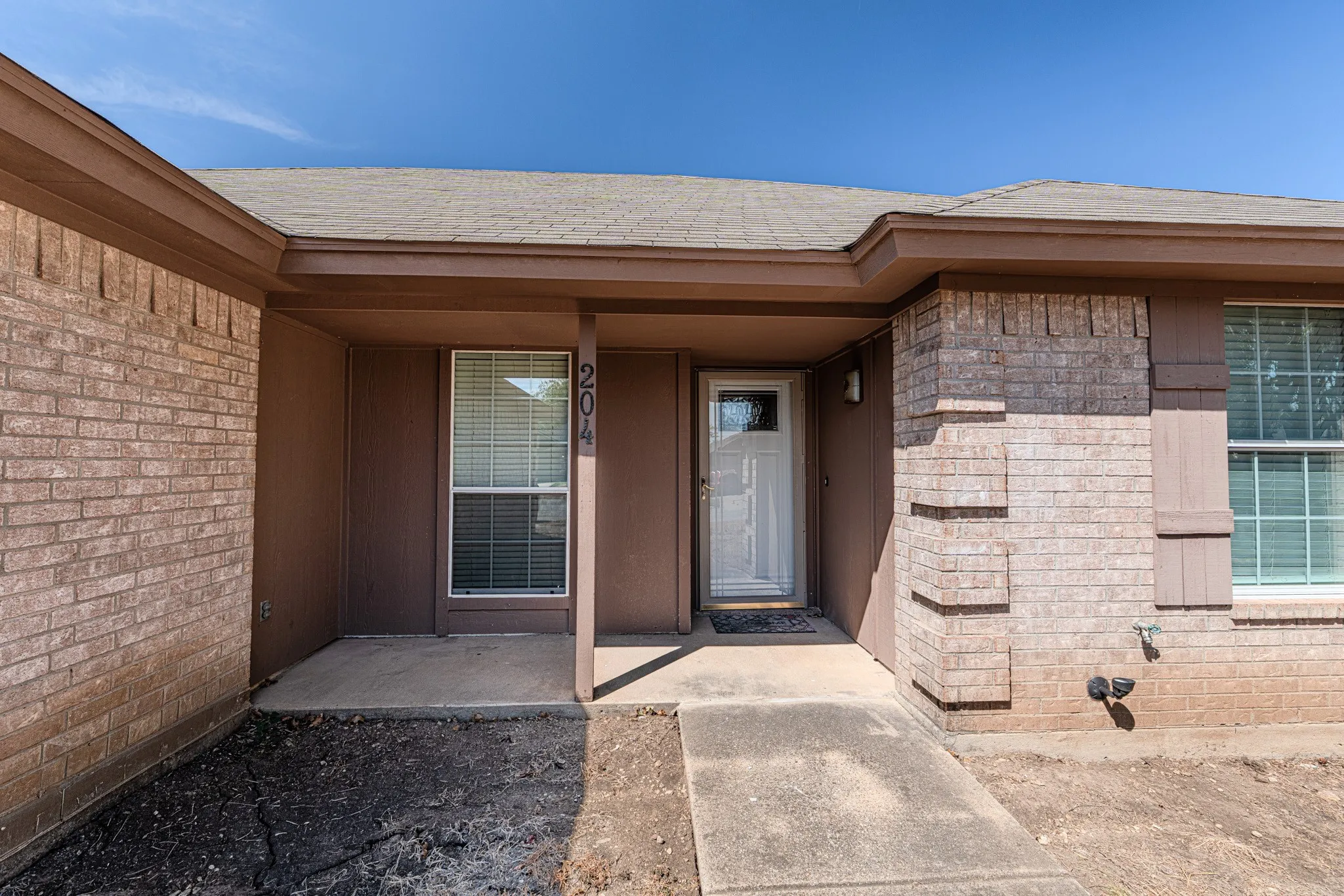 Single Family Residence For Sale in Wise County , 204 Troxell Boulevard, Rhome, Texas 76078, 3 Bedroom, 2 Bathroom, Garage spaces, 1,640 Sqft, built in 2002, mls#21387513, Real Estate Agent in Rhome, Homes For Sale in Wise county, Homes For Sale in Rhome, Realtor in Rhome Texas, Real Estate Brokerage Independent Realty Texas, Luminita Cordes Realtor