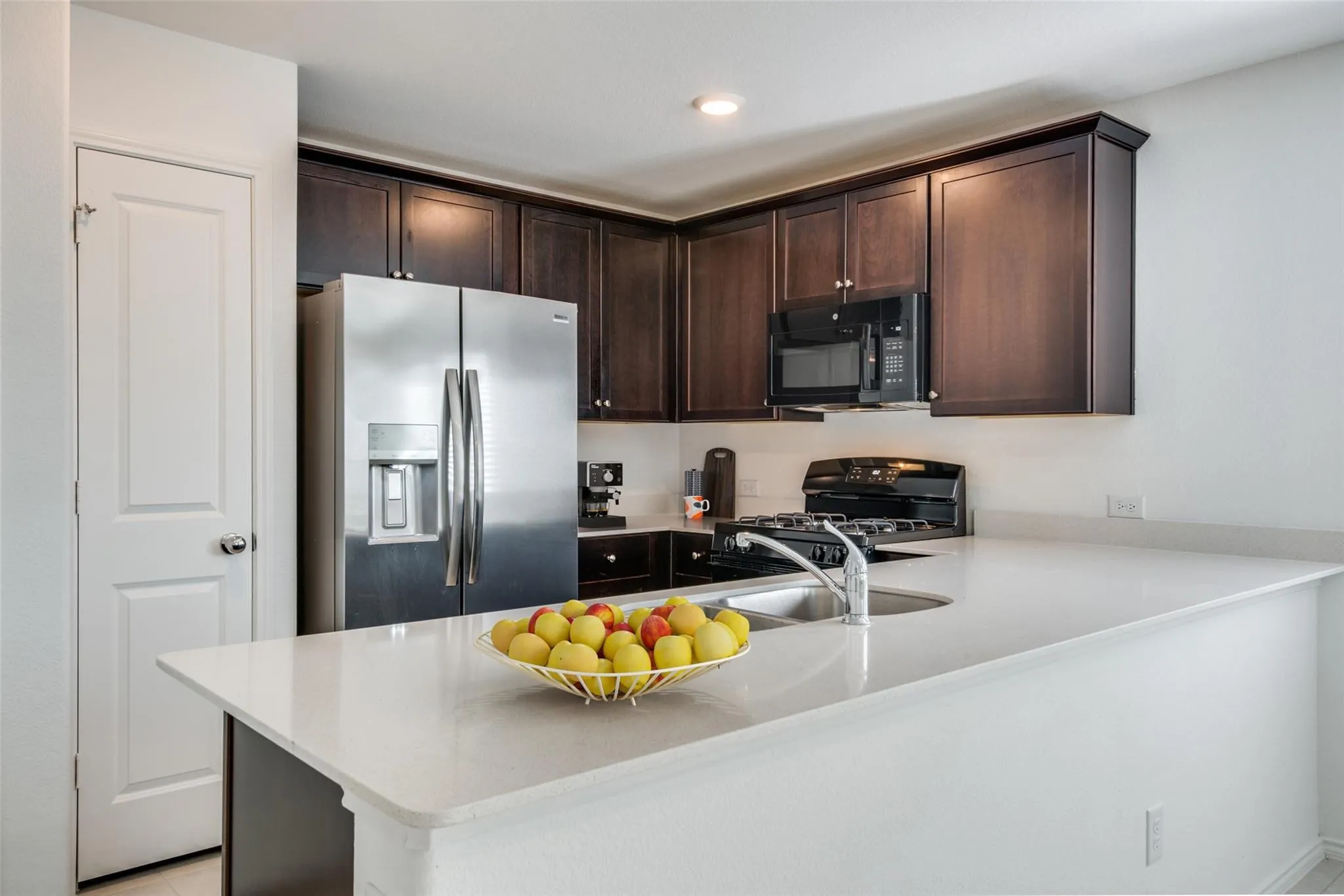 Has a gas stove! Refrigerator, Washer and Dryer are all included!