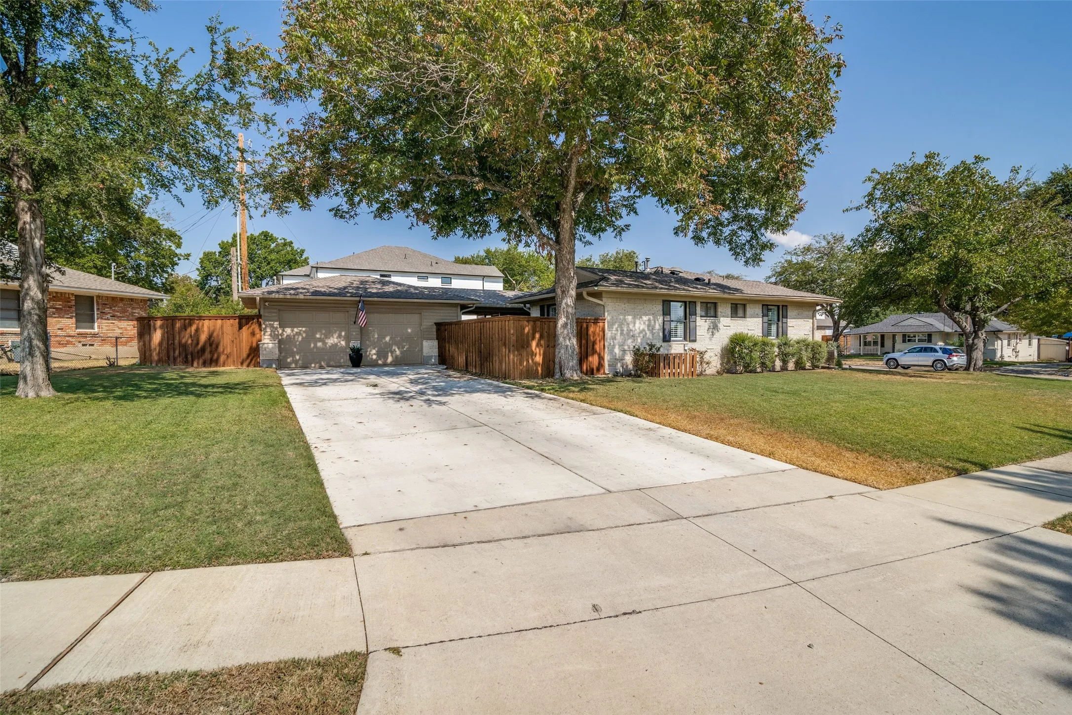 Single Family Residence For Sale in Dallas County , 9005 Livenshire Drive, Dallas, Texas 75238, 3 Bedroom, 2 Bathroom, 2 Garage spaces, 1,391 Sqft, built in 1955, mls#21373981, Real Estate Agent in Dallas, Homes For Sale in Dallas county, Homes For Sale in Dallas, Realtor in Dallas Texas, Real Estate Brokerage Independent Realty Texas, Luminita Cordes Realtor