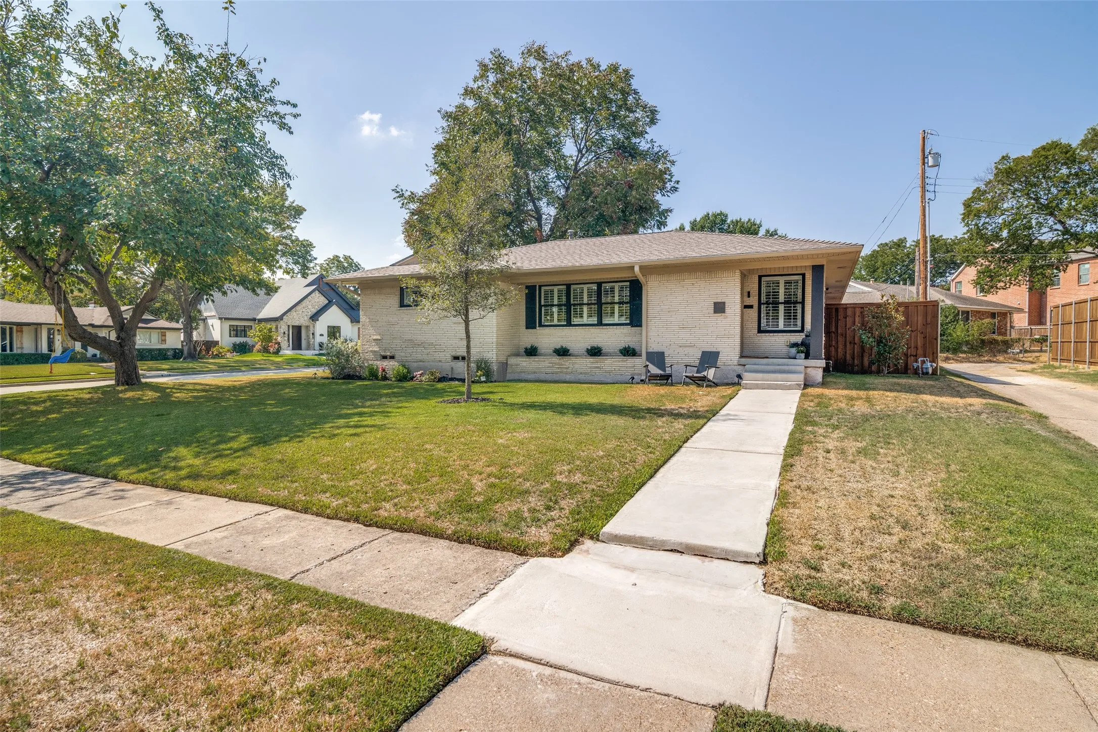 Single Family Residence For Sale in Dallas County , 9005 Livenshire Drive, Dallas, Texas 75238, 3 Bedroom, 2 Bathroom, 2 Garage spaces, 1,391 Sqft, built in 1955, mls#21373981, Real Estate Agent in Dallas, Homes For Sale in Dallas county, Homes For Sale in Dallas, Realtor in Dallas Texas, Real Estate Brokerage Independent Realty Texas, Luminita Cordes Realtor
