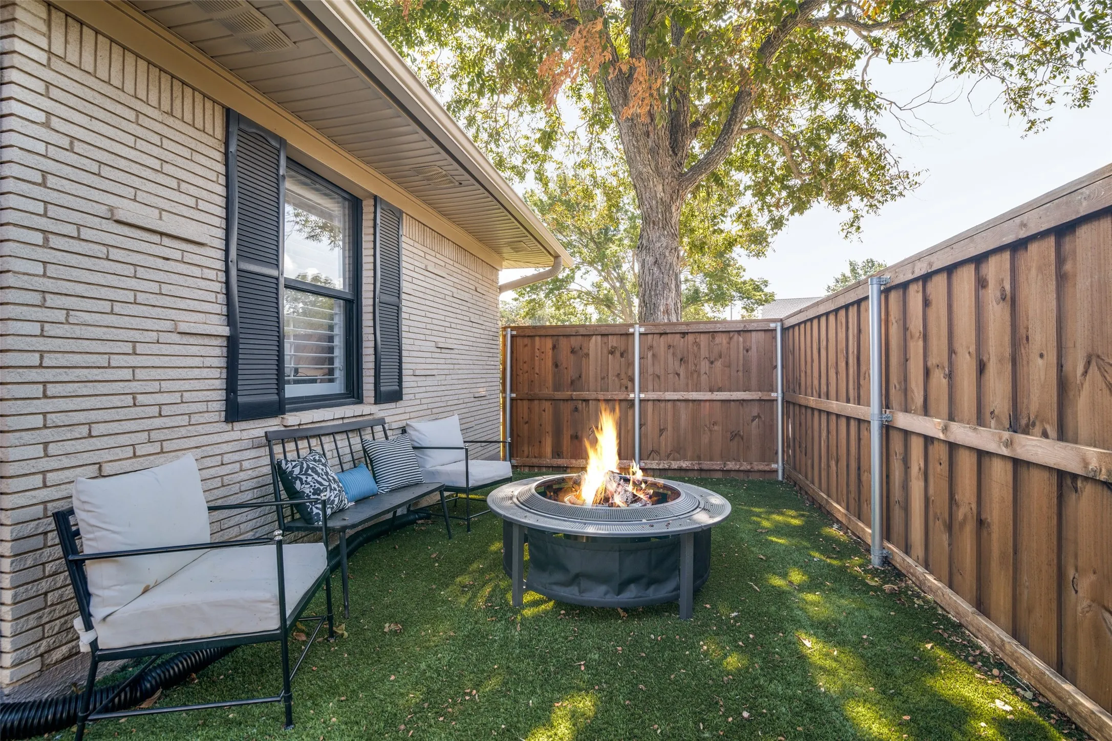 Single Family Residence For Sale in Dallas County , 9005 Livenshire Drive, Dallas, Texas 75238, 3 Bedroom, 2 Bathroom, 2 Garage spaces, 1,391 Sqft, built in 1955, mls#21373981, Real Estate Agent in Dallas, Homes For Sale in Dallas county, Homes For Sale in Dallas, Realtor in Dallas Texas, Real Estate Brokerage Independent Realty Texas, Luminita Cordes Realtor