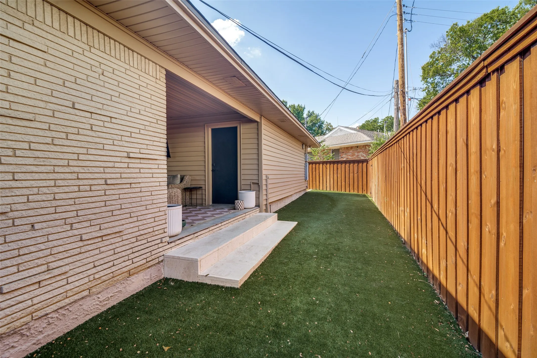 Single Family Residence For Sale in Dallas County , 9005 Livenshire Drive, Dallas, Texas 75238, 3 Bedroom, 2 Bathroom, 2 Garage spaces, 1,391 Sqft, built in 1955, mls#21373981, Real Estate Agent in Dallas, Homes For Sale in Dallas county, Homes For Sale in Dallas, Realtor in Dallas Texas, Real Estate Brokerage Independent Realty Texas, Luminita Cordes Realtor