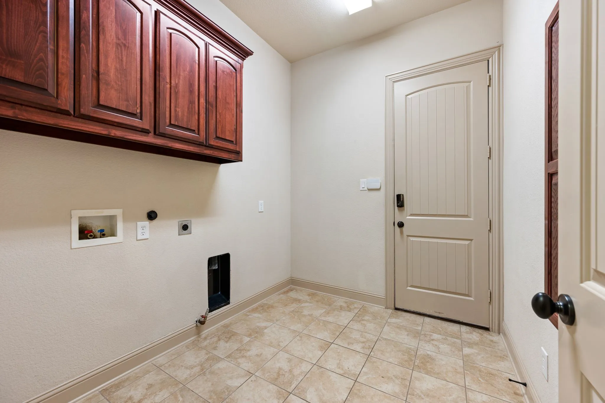 Single Family Residence For Rent in Tarrant County , 1010 Lost Valley Drive, Euless, Texas 76039, 5 Bedroom, 4 Bathroom, 3 Garage spaces, 4,199 Sqft, built in 2010, mls#21387824, Real Estate Agent in Euless, Homes For Rent in Tarrant county, Homes For Rent in Euless, Realtor in Euless Texas, Real Estate Brokerage Independent Realty Texas, Luminita Cordes Realtor