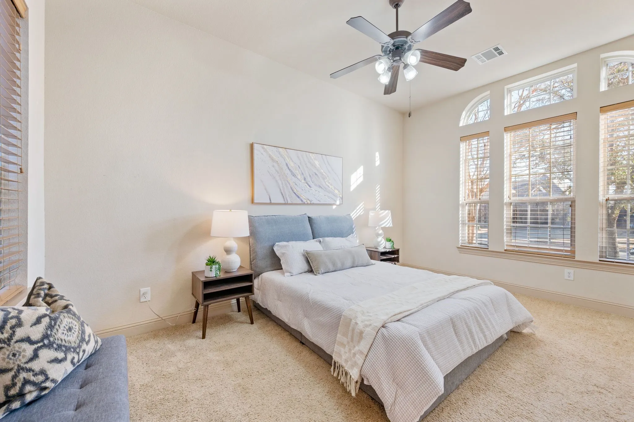 Single Family Residence For Rent in Tarrant County , 1010 Lost Valley Drive, Euless, Texas 76039, 5 Bedroom, 4 Bathroom, 3 Garage spaces, 4,199 Sqft, built in 2010, mls#21387824, Real Estate Agent in Euless, Homes For Rent in Tarrant county, Homes For Rent in Euless, Realtor in Euless Texas, Real Estate Brokerage Independent Realty Texas, Luminita Cordes Realtor