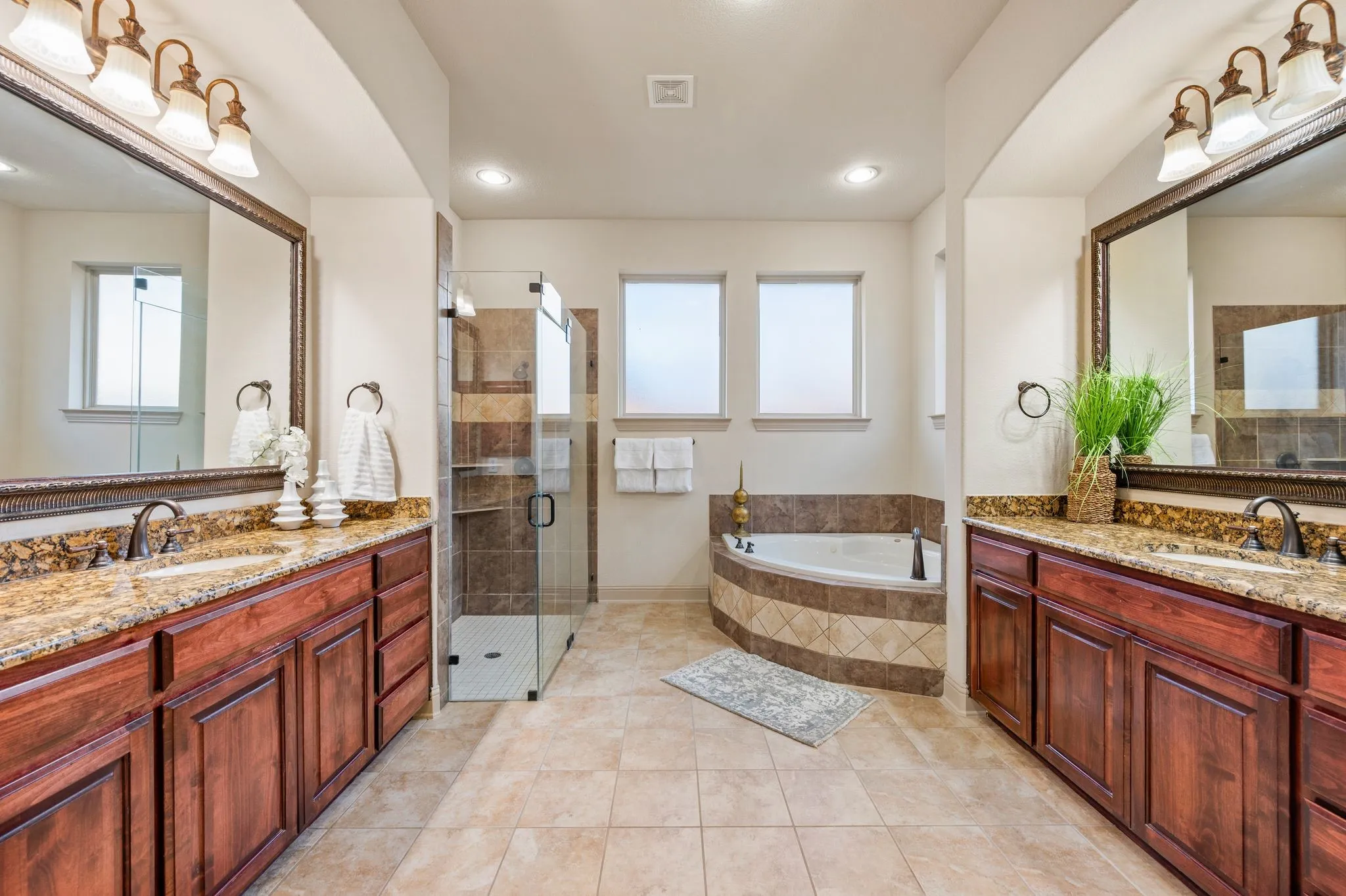 Single Family Residence For Rent in Tarrant County , 1010 Lost Valley Drive, Euless, Texas 76039, 5 Bedroom, 4 Bathroom, 3 Garage spaces, 4,199 Sqft, built in 2010, mls#21387824, Real Estate Agent in Euless, Homes For Rent in Tarrant county, Homes For Rent in Euless, Realtor in Euless Texas, Real Estate Brokerage Independent Realty Texas, Luminita Cordes Realtor