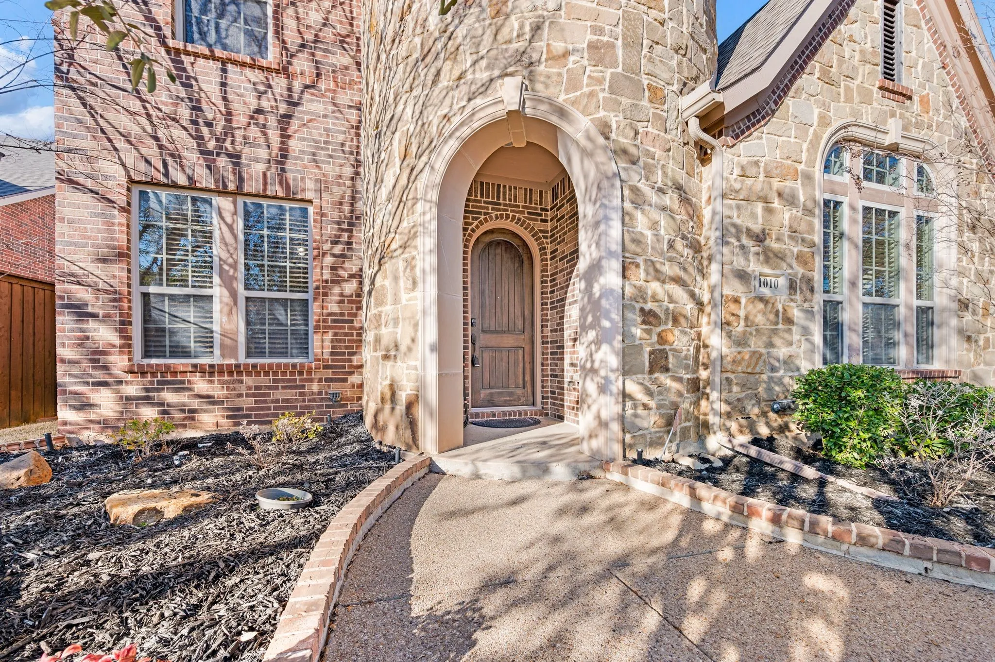Single Family Residence For Rent in Tarrant County , 1010 Lost Valley Drive, Euless, Texas 76039, 5 Bedroom, 4 Bathroom, 3 Garage spaces, 4,199 Sqft, built in 2010, mls#21387824, Real Estate Agent in Euless, Homes For Rent in Tarrant county, Homes For Rent in Euless, Realtor in Euless Texas, Real Estate Brokerage Independent Realty Texas, Luminita Cordes Realtor