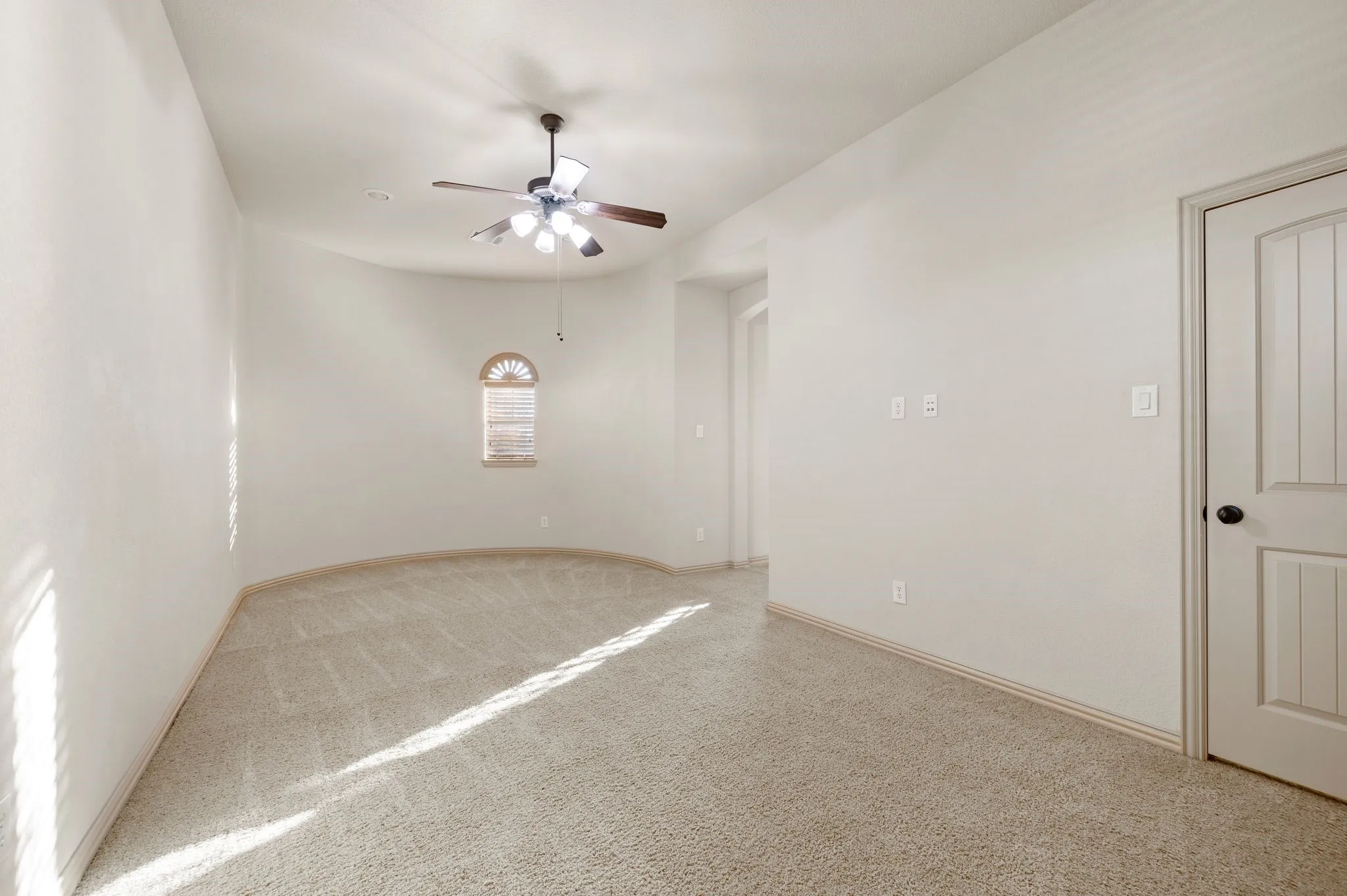 Single Family Residence For Rent in Tarrant County , 1010 Lost Valley Drive, Euless, Texas 76039, 5 Bedroom, 4 Bathroom, 3 Garage spaces, 4,199 Sqft, built in 2010, mls#21387824, Real Estate Agent in Euless, Homes For Rent in Tarrant county, Homes For Rent in Euless, Realtor in Euless Texas, Real Estate Brokerage Independent Realty Texas, Luminita Cordes Realtor