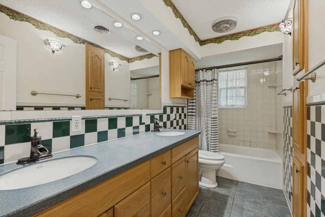 Single Family Residence For Sale in Hunt County , 4286 Country Creek Rd 3321, Greenville, Texas 75204, 3 Bedroom, 2 Bathroom, Garage spaces, 3,473 Sqft, built in 1969, mls#21384862, Real Estate Agent in Greenville, Homes For Sale in Hunt county, Homes For Sale in Greenville, Realtor in Greenville Texas, Real Estate Brokerage Independent Realty Texas, Luminita Cordes Realtor