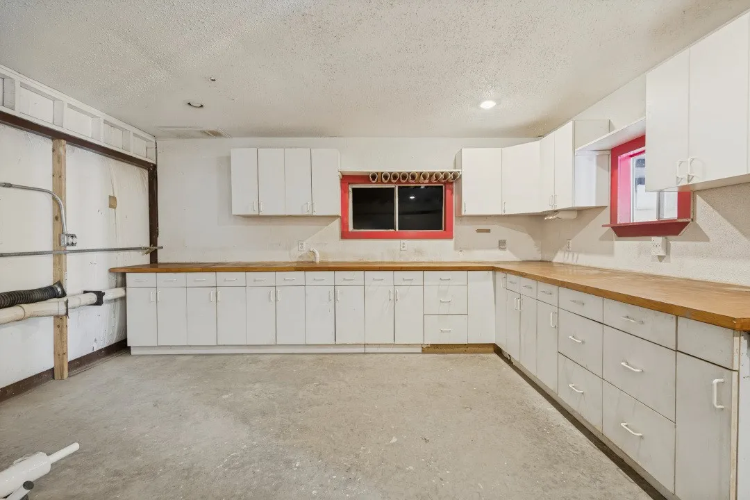 Single Family Residence For Sale in Hunt County , 4286 Country Creek Rd 3321, Greenville, Texas 75204, 3 Bedroom, 2 Bathroom, Garage spaces, 3,473 Sqft, built in 1969, mls#21384862, Real Estate Agent in Greenville, Homes For Sale in Hunt county, Homes For Sale in Greenville, Realtor in Greenville Texas, Real Estate Brokerage Independent Realty Texas, Luminita Cordes Realtor