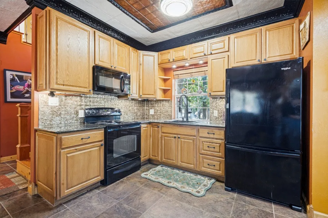 Single Family Residence For Sale in Hunt County , 4286 Country Creek Rd 3321, Greenville, Texas 75204, 3 Bedroom, 2 Bathroom, Garage spaces, 3,473 Sqft, built in 1969, mls#21384862, Real Estate Agent in Greenville, Homes For Sale in Hunt county, Homes For Sale in Greenville, Realtor in Greenville Texas, Real Estate Brokerage Independent Realty Texas, Luminita Cordes Realtor