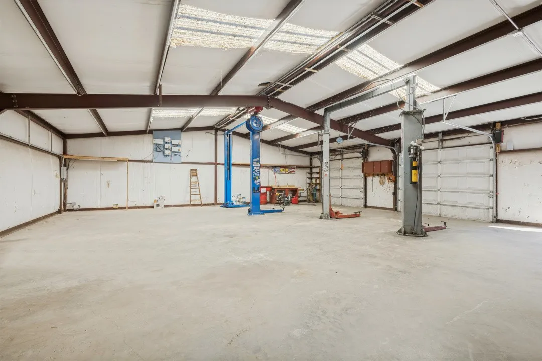 Single Family Residence For Sale in Hunt County , 4286 Country Creek Rd 3321, Greenville, Texas 75204, 3 Bedroom, 2 Bathroom, Garage spaces, 3,473 Sqft, built in 1969, mls#21384862, Real Estate Agent in Greenville, Homes For Sale in Hunt county, Homes For Sale in Greenville, Realtor in Greenville Texas, Real Estate Brokerage Independent Realty Texas, Luminita Cordes Realtor