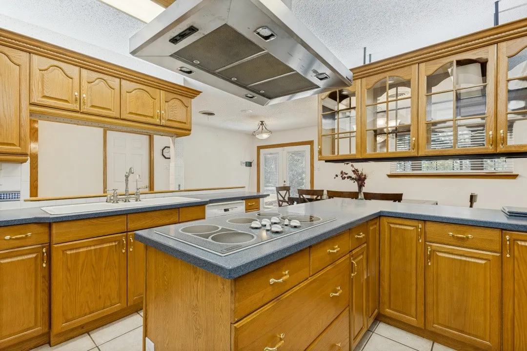 Single Family Residence For Sale in Hunt County , 4286 Country Creek Rd 3321, Greenville, Texas 75204, 3 Bedroom, 2 Bathroom, Garage spaces, 3,473 Sqft, built in 1969, mls#21384862, Real Estate Agent in Greenville, Homes For Sale in Hunt county, Homes For Sale in Greenville, Realtor in Greenville Texas, Real Estate Brokerage Independent Realty Texas, Luminita Cordes Realtor