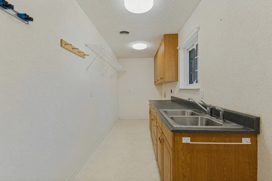 Single Family Residence For Sale in Hunt County , 4286 Country Creek Rd 3321, Greenville, Texas 75204, 3 Bedroom, 2 Bathroom, Garage spaces, 3,473 Sqft, built in 1969, mls#21384862, Real Estate Agent in Greenville, Homes For Sale in Hunt county, Homes For Sale in Greenville, Realtor in Greenville Texas, Real Estate Brokerage Independent Realty Texas, Luminita Cordes Realtor