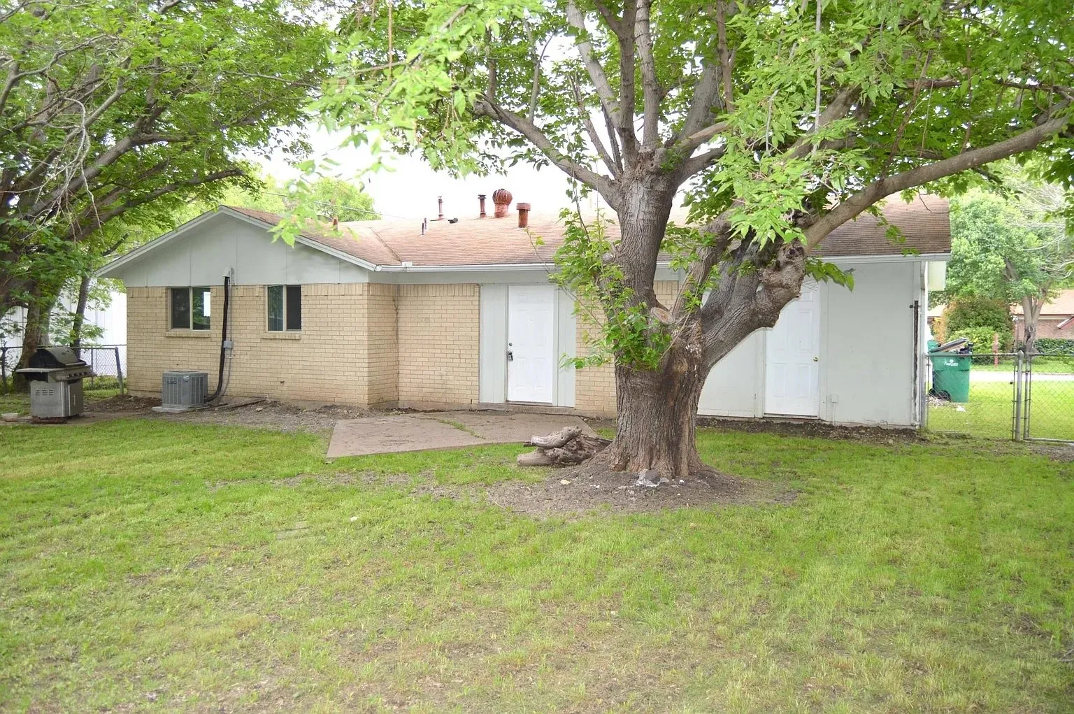 Single Family Residence For Rent in Tarrant County , 5729 Emerson Drive, Watauga, Texas 76148, 3 Bedroom, 2 Bathroom, 1 Garage spaces, 1,029 Sqft, built in 1963, mls#21387839, Real Estate Agent in Watauga, Homes For Rent in Tarrant county, Homes For Rent in Watauga, Realtor in Watauga Texas, Real Estate Brokerage Independent Realty Texas, Luminita Cordes Realtor