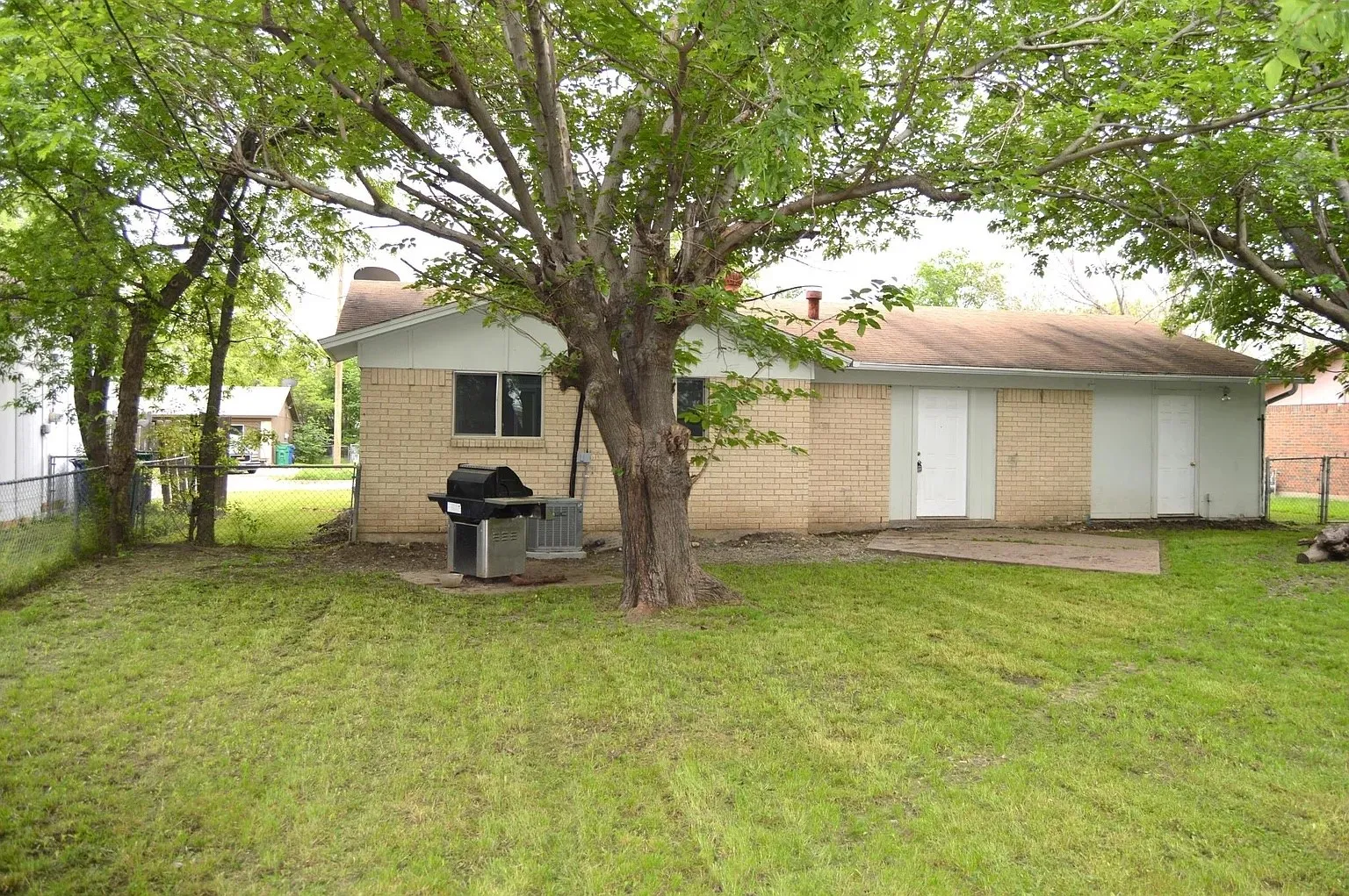 Single Family Residence For Rent in Tarrant County , 5729 Emerson Drive, Watauga, Texas 76148, 3 Bedroom, 2 Bathroom, 1 Garage spaces, 1,029 Sqft, built in 1963, mls#21387839, Real Estate Agent in Watauga, Homes For Rent in Tarrant county, Homes For Rent in Watauga, Realtor in Watauga Texas, Real Estate Brokerage Independent Realty Texas, Luminita Cordes Realtor