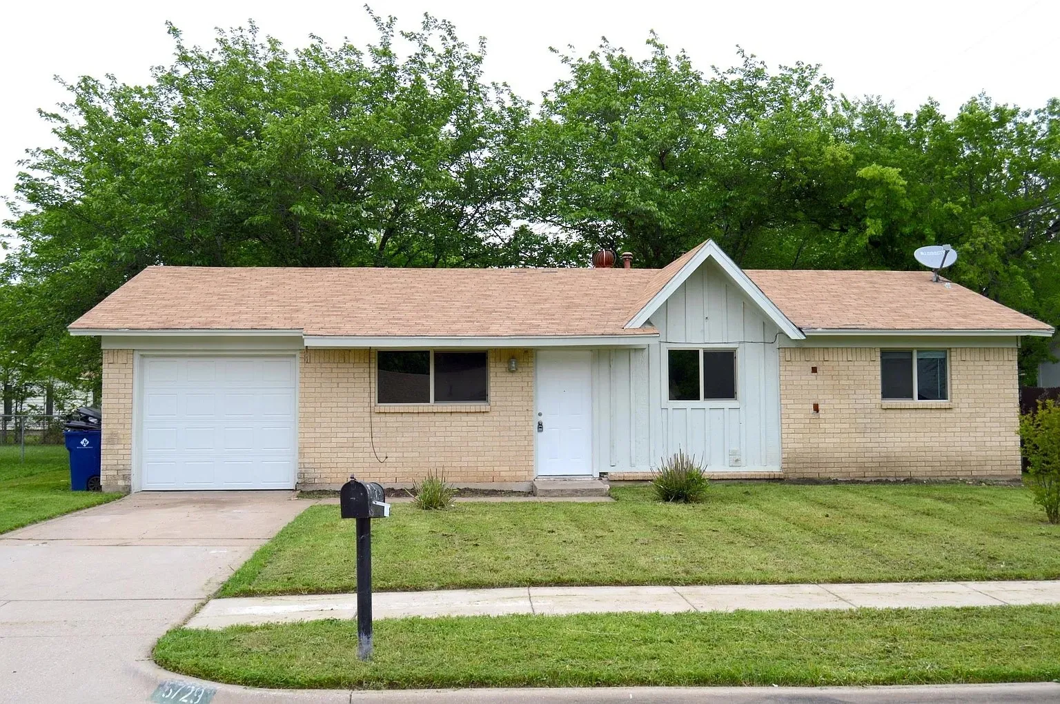 Single Family Residence For Rent in Tarrant County , 5729 Emerson Drive, Watauga, Texas 76148, 3 Bedroom, 2 Bathroom, 1 Garage spaces, 1,029 Sqft, built in 1963, mls#21387839, Real Estate Agent in Watauga, Homes For Rent in Tarrant county, Homes For Rent in Watauga, Realtor in Watauga Texas, Real Estate Brokerage Independent Realty Texas, Luminita Cordes Realtor