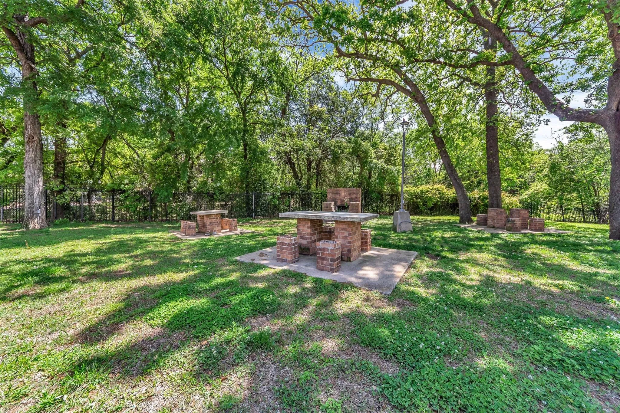 Condominium For Rent in Tarrant County , 2309 Balsam Drive K109, Arlington, Texas 76006, 2 Bedroom, 1 Bathroom, Garage spaces, 808 Sqft, built in 1981, mls#21387842, Real Estate Agent in Arlington, Homes For Rent in Tarrant county, Homes For Rent in Arlington, Realtor in Arlington Texas, Real Estate Brokerage Independent Realty Texas, Luminita Cordes Realtor