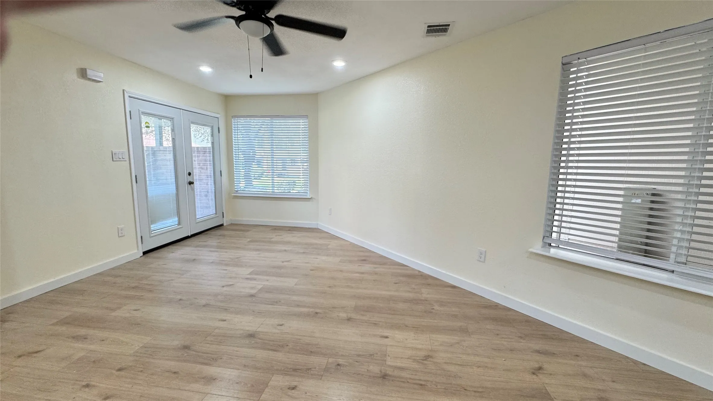 Condominium For Rent in Tarrant County , 2309 Balsam Drive K109, Arlington, Texas 76006, 2 Bedroom, 1 Bathroom, Garage spaces, 808 Sqft, built in 1981, mls#21387842, Real Estate Agent in Arlington, Homes For Rent in Tarrant county, Homes For Rent in Arlington, Realtor in Arlington Texas, Real Estate Brokerage Independent Realty Texas, Luminita Cordes Realtor