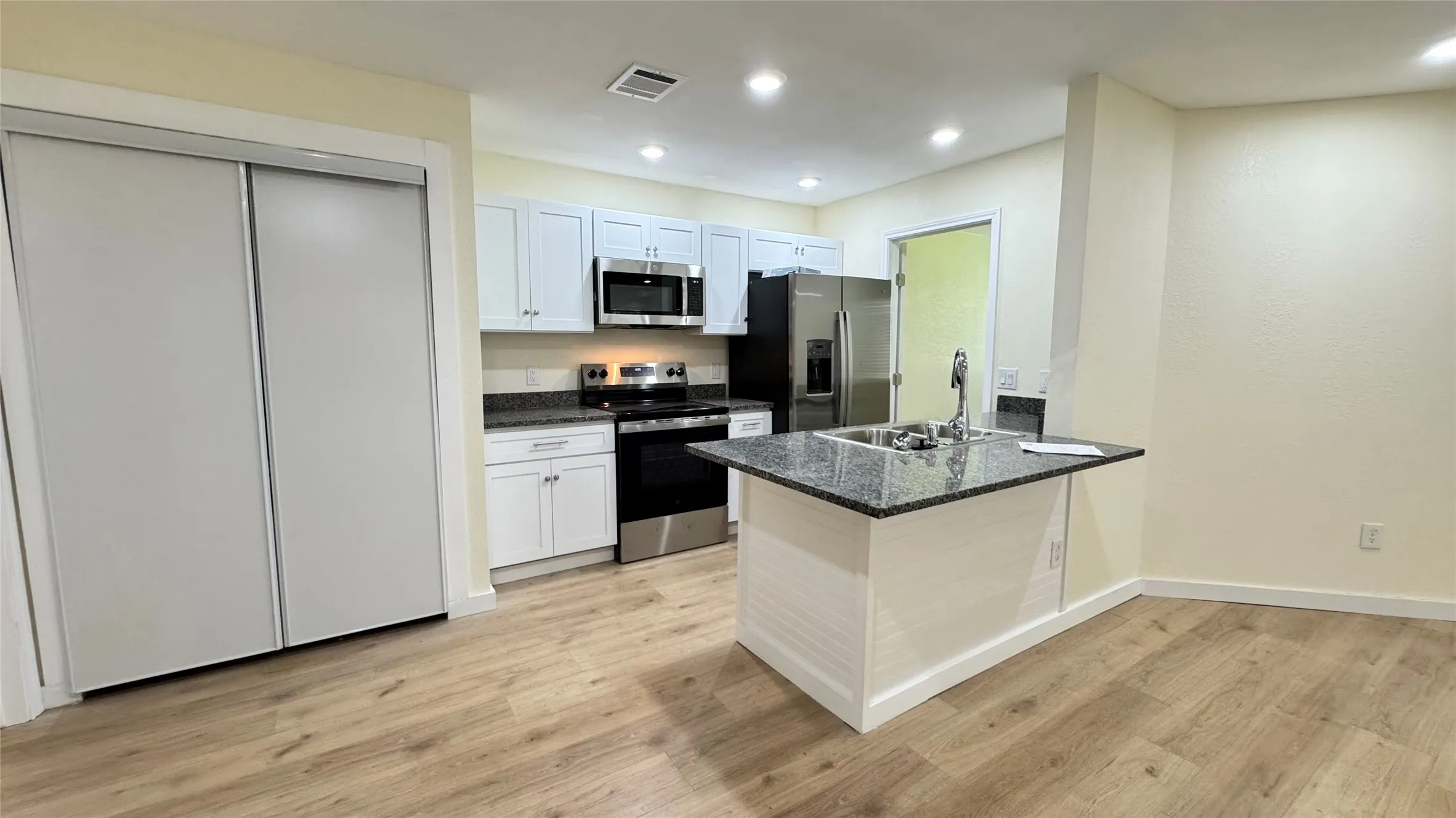 Condominium For Rent in Tarrant County , 2309 Balsam Drive K109, Arlington, Texas 76006, 2 Bedroom, 1 Bathroom, Garage spaces, 808 Sqft, built in 1981, mls#21387842, Real Estate Agent in Arlington, Homes For Rent in Tarrant county, Homes For Rent in Arlington, Realtor in Arlington Texas, Real Estate Brokerage Independent Realty Texas, Luminita Cordes Realtor
