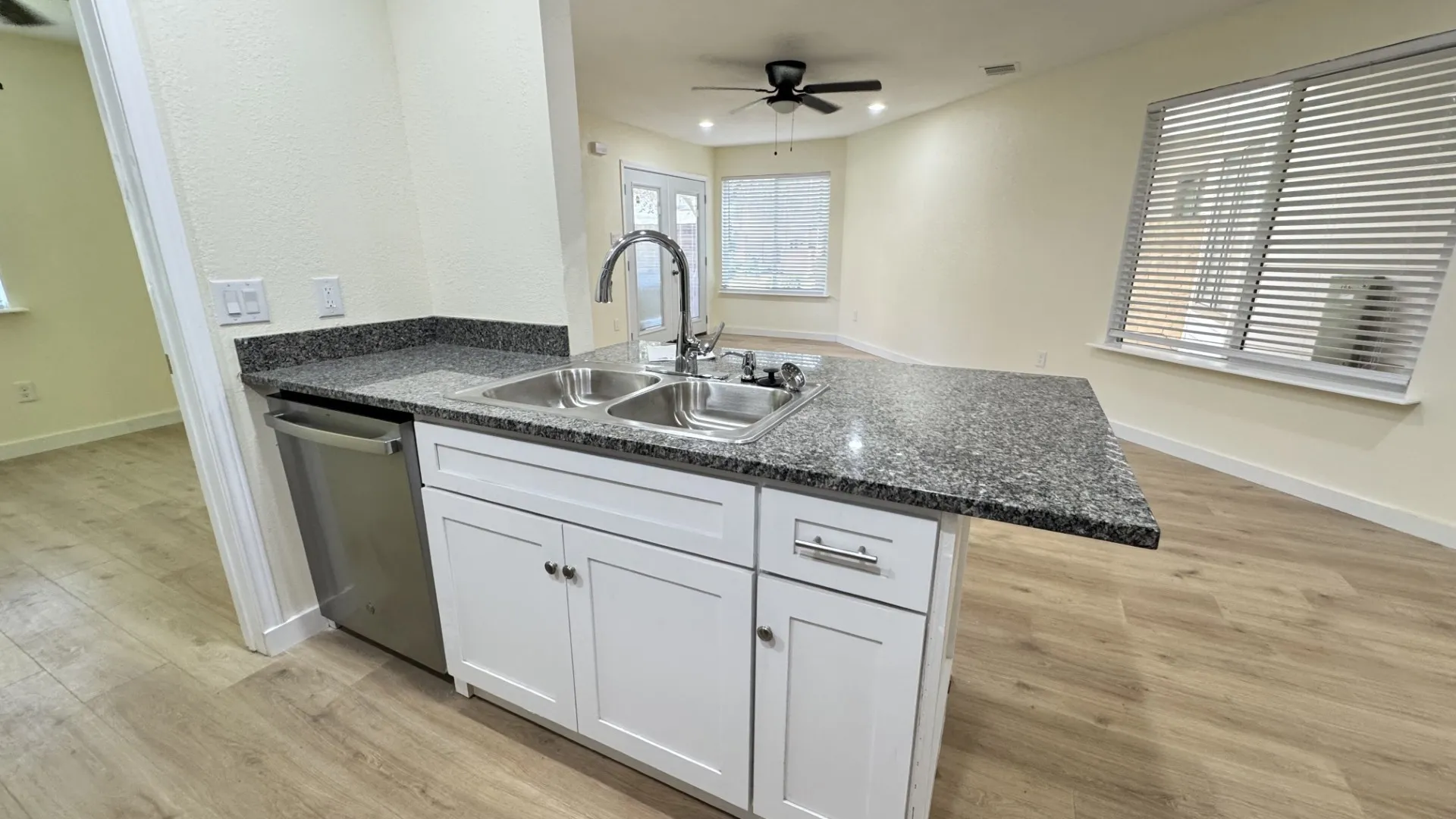 Condominium For Rent in Tarrant County , 2309 Balsam Drive K109, Arlington, Texas 76006, 2 Bedroom, 1 Bathroom, Garage spaces, 808 Sqft, built in 1981, mls#21387842, Real Estate Agent in Arlington, Homes For Rent in Tarrant county, Homes For Rent in Arlington, Realtor in Arlington Texas, Real Estate Brokerage Independent Realty Texas, Luminita Cordes Realtor