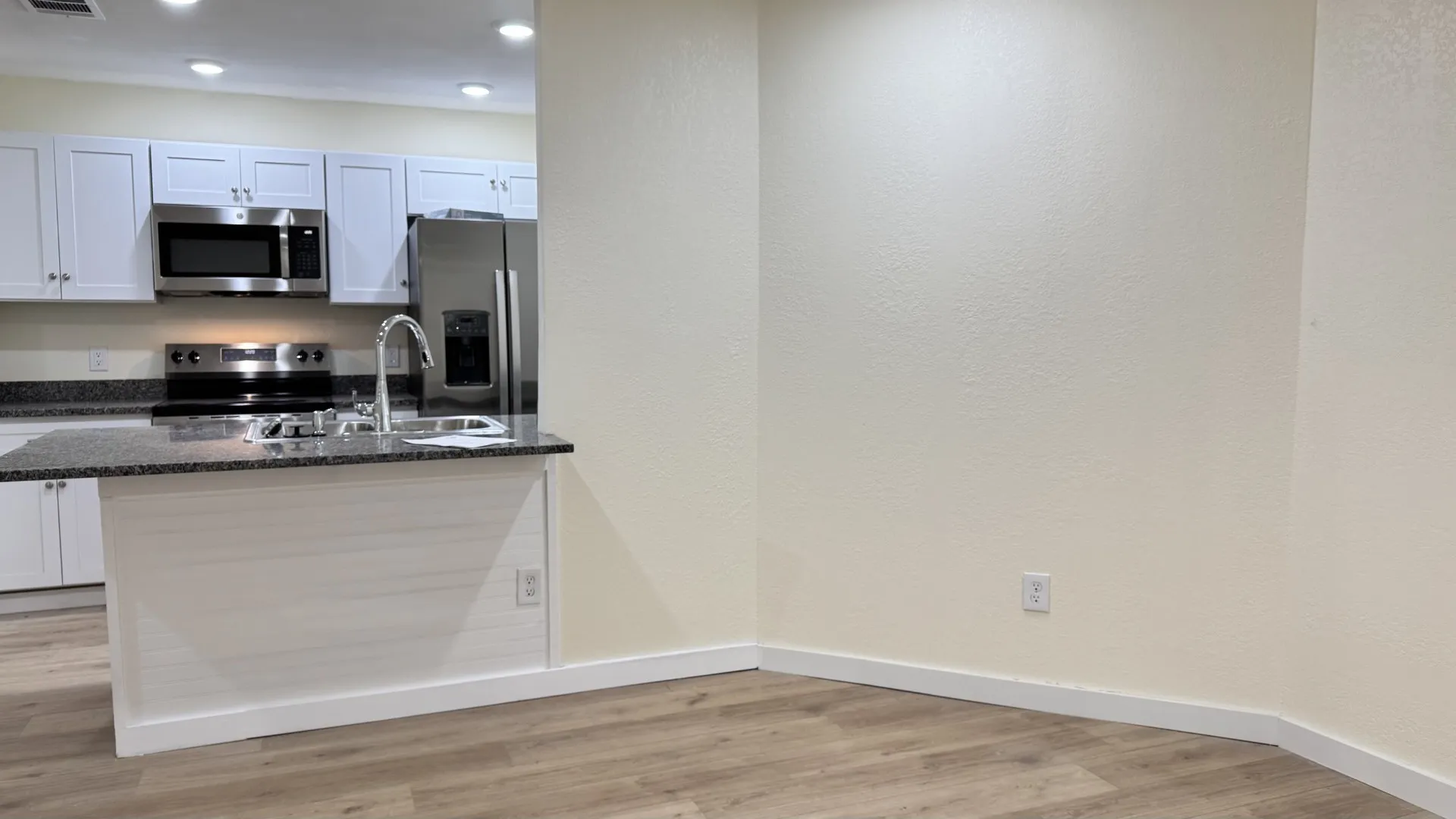 Condominium For Rent in Tarrant County , 2309 Balsam Drive K109, Arlington, Texas 76006, 2 Bedroom, 1 Bathroom, Garage spaces, 808 Sqft, built in 1981, mls#21387842, Real Estate Agent in Arlington, Homes For Rent in Tarrant county, Homes For Rent in Arlington, Realtor in Arlington Texas, Real Estate Brokerage Independent Realty Texas, Luminita Cordes Realtor