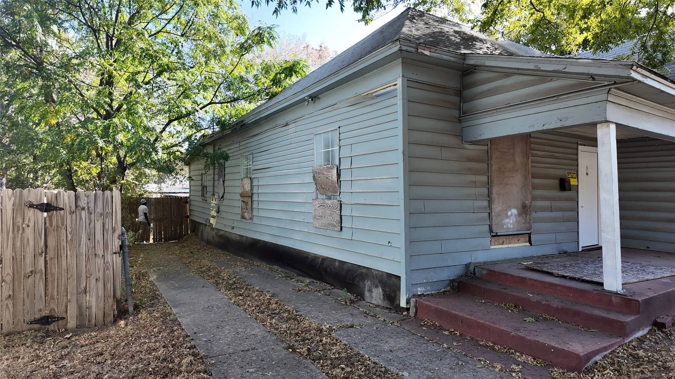 Single Family Residence For Sale in Tarrant County , 1102 E Terrell Avenue, Fort Worth, Texas 76104, 3 Bedroom, 2 Bathroom, Garage spaces, 1,746 Sqft, built in 1917, mls#21387843, Real Estate Agent in Fort Worth, Homes For Sale in Tarrant county, Homes For Sale in Fort Worth, Realtor in Fort Worth Texas, Real Estate Brokerage Independent Realty Texas, Luminita Cordes Realtor