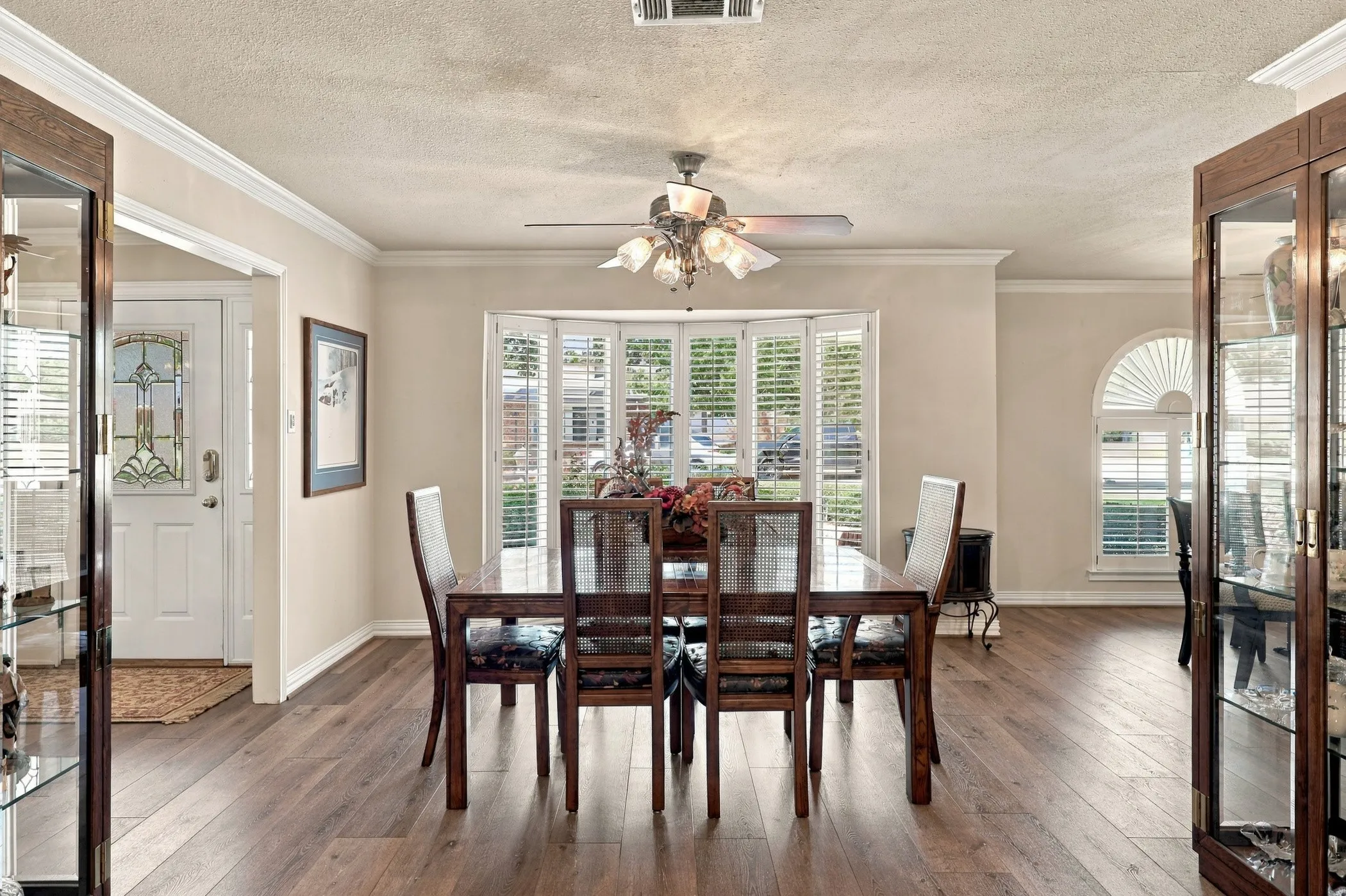 Single Family Residence For Sale in Tarrant County , 1710 Tennyson Drive, Arlington, Texas 76013, 4 Bedroom, 3 Bathroom, 2 Garage spaces, 2,710 Sqft, built in 1972, mls#21381878, Real Estate Agent in Arlington, Homes For Sale in Tarrant county, Homes For Sale in Arlington, Realtor in Arlington Texas, Real Estate Brokerage Independent Realty Texas, Luminita Cordes Realtor