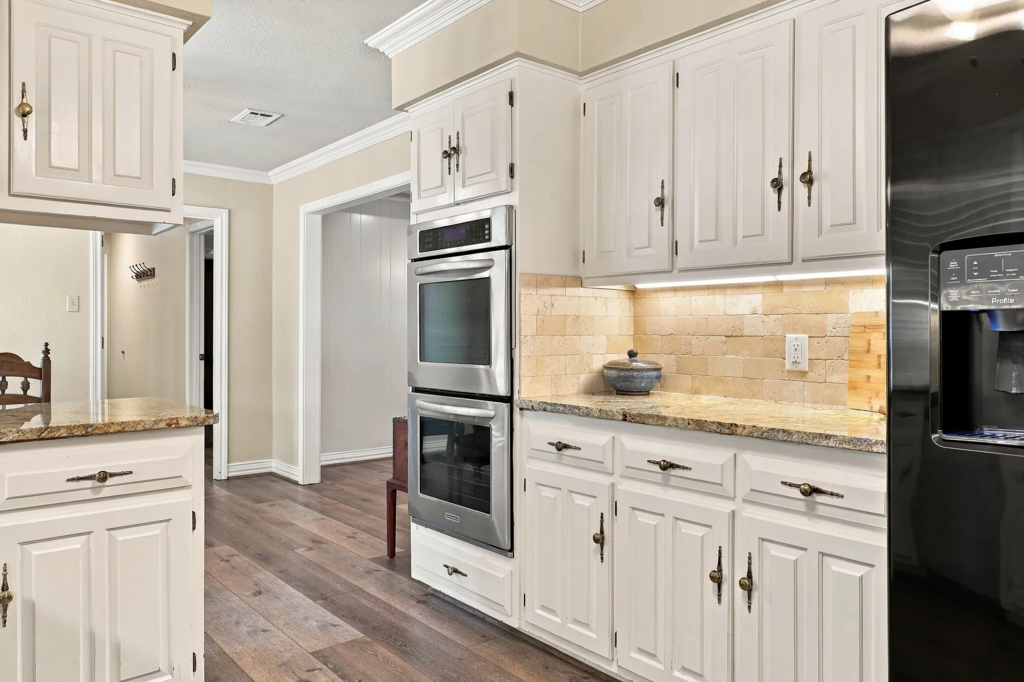 Single Family Residence For Sale in Tarrant County , 1710 Tennyson Drive, Arlington, Texas 76013, 4 Bedroom, 3 Bathroom, 2 Garage spaces, 2,710 Sqft, built in 1972, mls#21381878, Real Estate Agent in Arlington, Homes For Sale in Tarrant county, Homes For Sale in Arlington, Realtor in Arlington Texas, Real Estate Brokerage Independent Realty Texas, Luminita Cordes Realtor