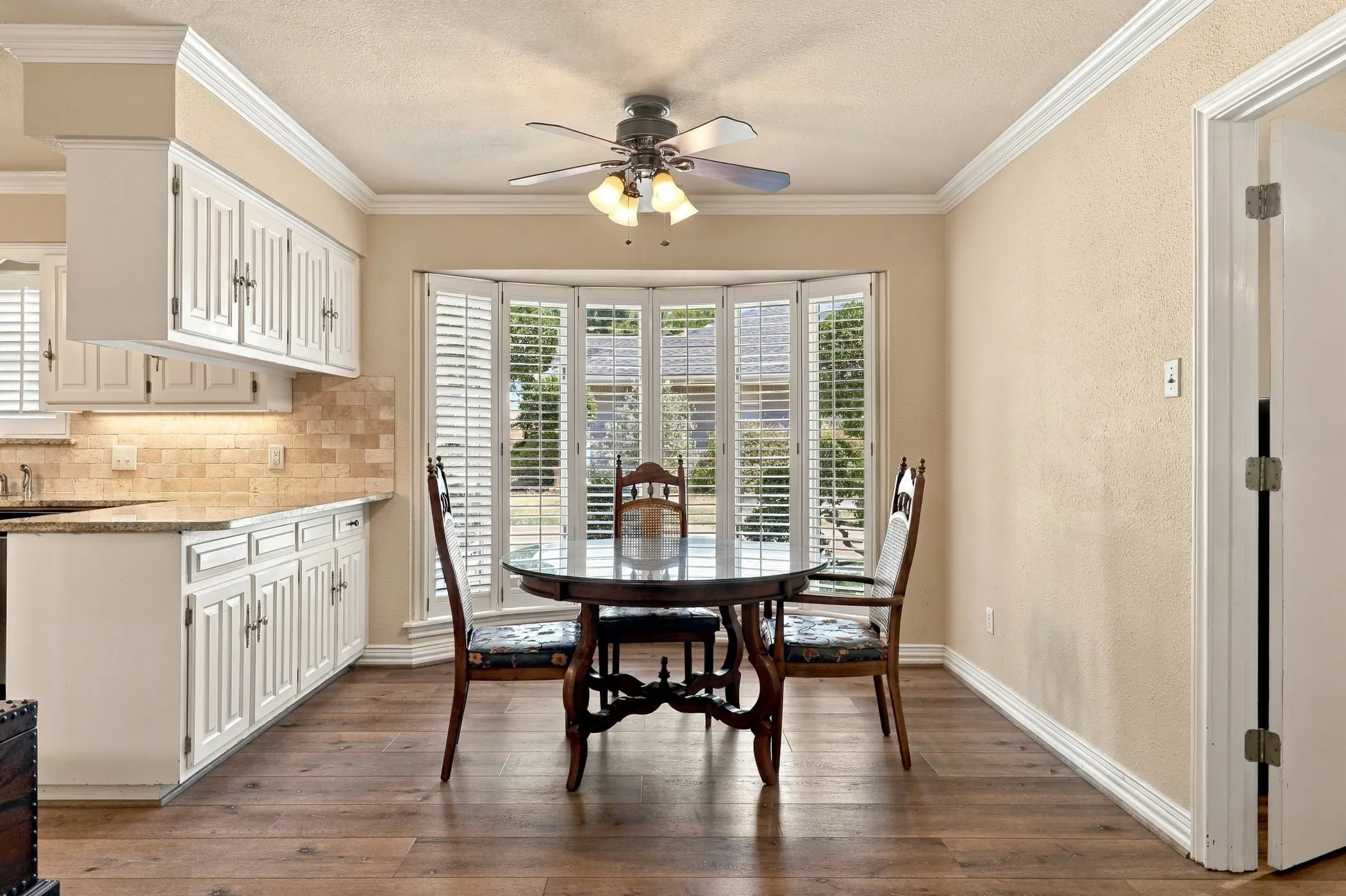 Single Family Residence For Sale in Tarrant County , 1710 Tennyson Drive, Arlington, Texas 76013, 4 Bedroom, 3 Bathroom, 2 Garage spaces, 2,710 Sqft, built in 1972, mls#21381878, Real Estate Agent in Arlington, Homes For Sale in Tarrant county, Homes For Sale in Arlington, Realtor in Arlington Texas, Real Estate Brokerage Independent Realty Texas, Luminita Cordes Realtor