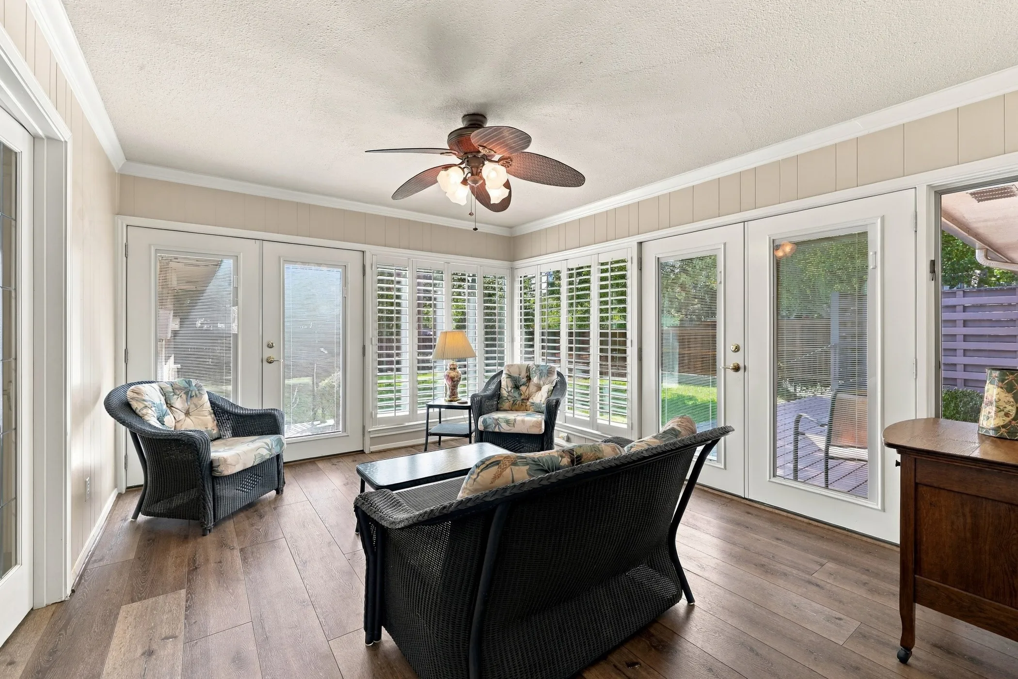 Single Family Residence For Sale in Tarrant County , 1710 Tennyson Drive, Arlington, Texas 76013, 4 Bedroom, 3 Bathroom, 2 Garage spaces, 2,710 Sqft, built in 1972, mls#21381878, Real Estate Agent in Arlington, Homes For Sale in Tarrant county, Homes For Sale in Arlington, Realtor in Arlington Texas, Real Estate Brokerage Independent Realty Texas, Luminita Cordes Realtor