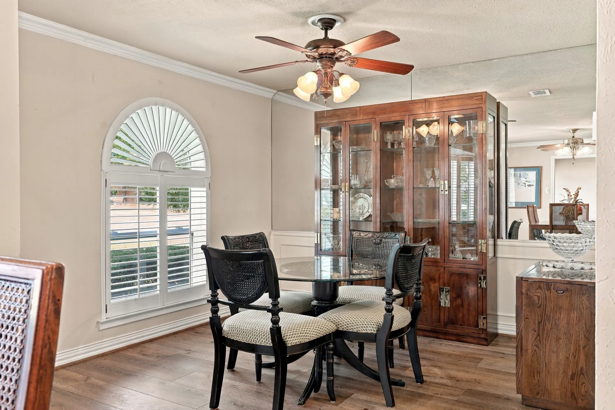 Single Family Residence For Sale in Tarrant County , 1710 Tennyson Drive, Arlington, Texas 76013, 4 Bedroom, 3 Bathroom, 2 Garage spaces, 2,710 Sqft, built in 1972, mls#21381878, Real Estate Agent in Arlington, Homes For Sale in Tarrant county, Homes For Sale in Arlington, Realtor in Arlington Texas, Real Estate Brokerage Independent Realty Texas, Luminita Cordes Realtor