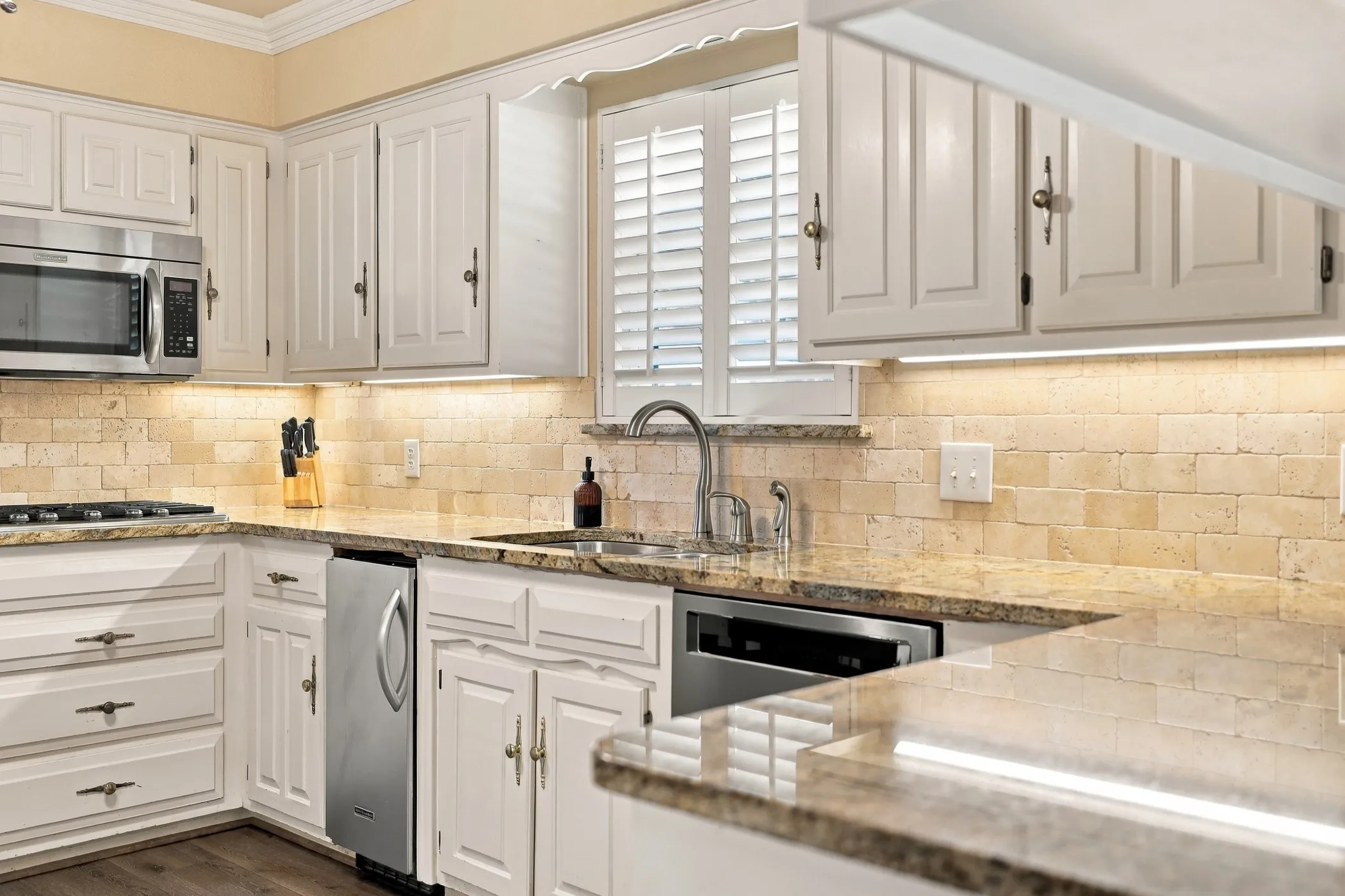 Single Family Residence For Sale in Tarrant County , 1710 Tennyson Drive, Arlington, Texas 76013, 4 Bedroom, 3 Bathroom, 2 Garage spaces, 2,710 Sqft, built in 1972, mls#21381878, Real Estate Agent in Arlington, Homes For Sale in Tarrant county, Homes For Sale in Arlington, Realtor in Arlington Texas, Real Estate Brokerage Independent Realty Texas, Luminita Cordes Realtor