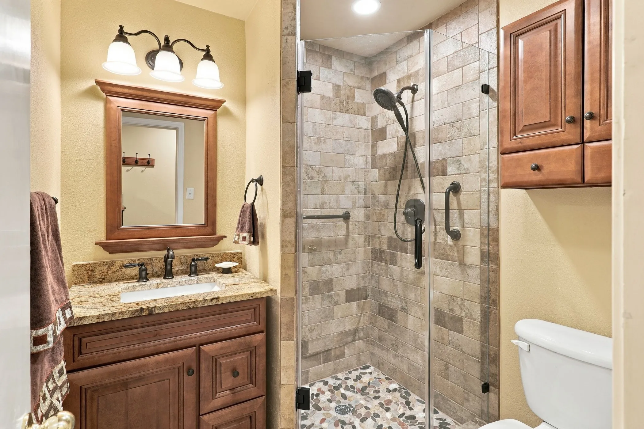 Single Family Residence For Sale in Tarrant County , 1710 Tennyson Drive, Arlington, Texas 76013, 4 Bedroom, 3 Bathroom, 2 Garage spaces, 2,710 Sqft, built in 1972, mls#21381878, Real Estate Agent in Arlington, Homes For Sale in Tarrant county, Homes For Sale in Arlington, Realtor in Arlington Texas, Real Estate Brokerage Independent Realty Texas, Luminita Cordes Realtor