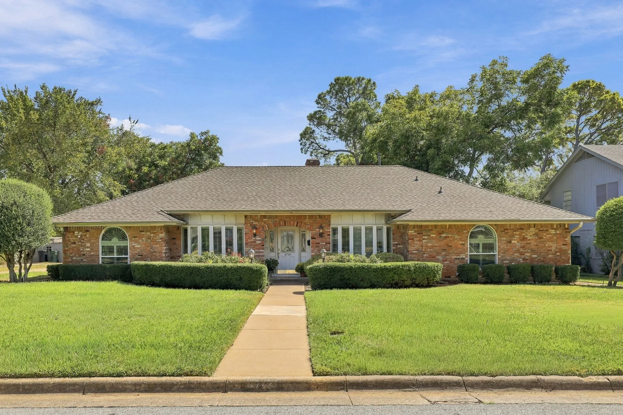 Single Family Residence For Sale in Tarrant County , 1710 Tennyson Drive, Arlington, Texas 76013, 4 Bedroom, 3 Bathroom, 2 Garage spaces, 2,710 Sqft, built in 1972, mls#21381878, Real Estate Agent in Arlington, Homes For Sale in Tarrant county, Homes For Sale in Arlington, Realtor in Arlington Texas, Real Estate Brokerage Independent Realty Texas, Luminita Cordes Realtor