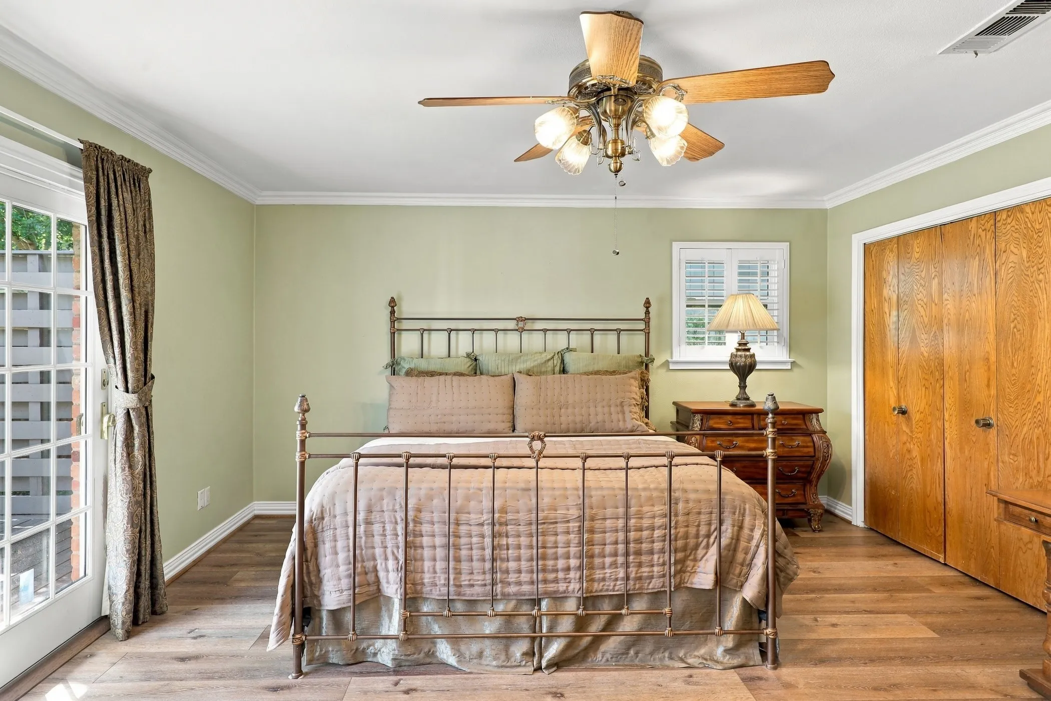 Single Family Residence For Sale in Tarrant County , 1710 Tennyson Drive, Arlington, Texas 76013, 4 Bedroom, 3 Bathroom, 2 Garage spaces, 2,710 Sqft, built in 1972, mls#21381878, Real Estate Agent in Arlington, Homes For Sale in Tarrant county, Homes For Sale in Arlington, Realtor in Arlington Texas, Real Estate Brokerage Independent Realty Texas, Luminita Cordes Realtor